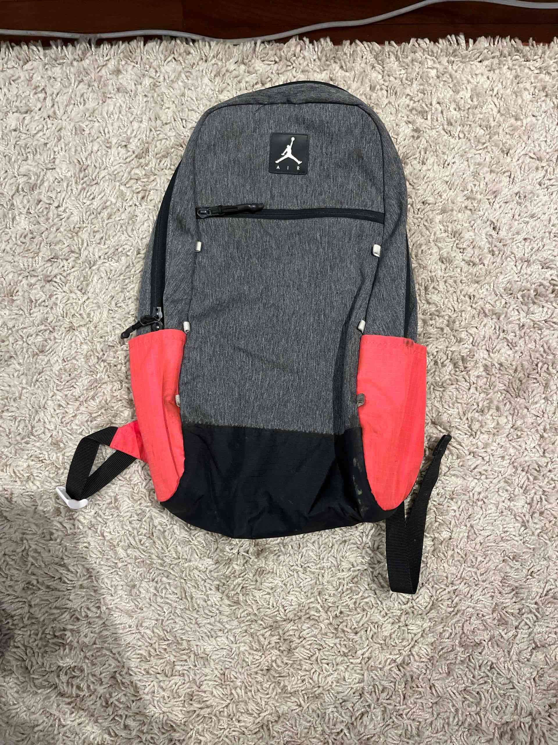 Mochila Air Jordan gris y roja