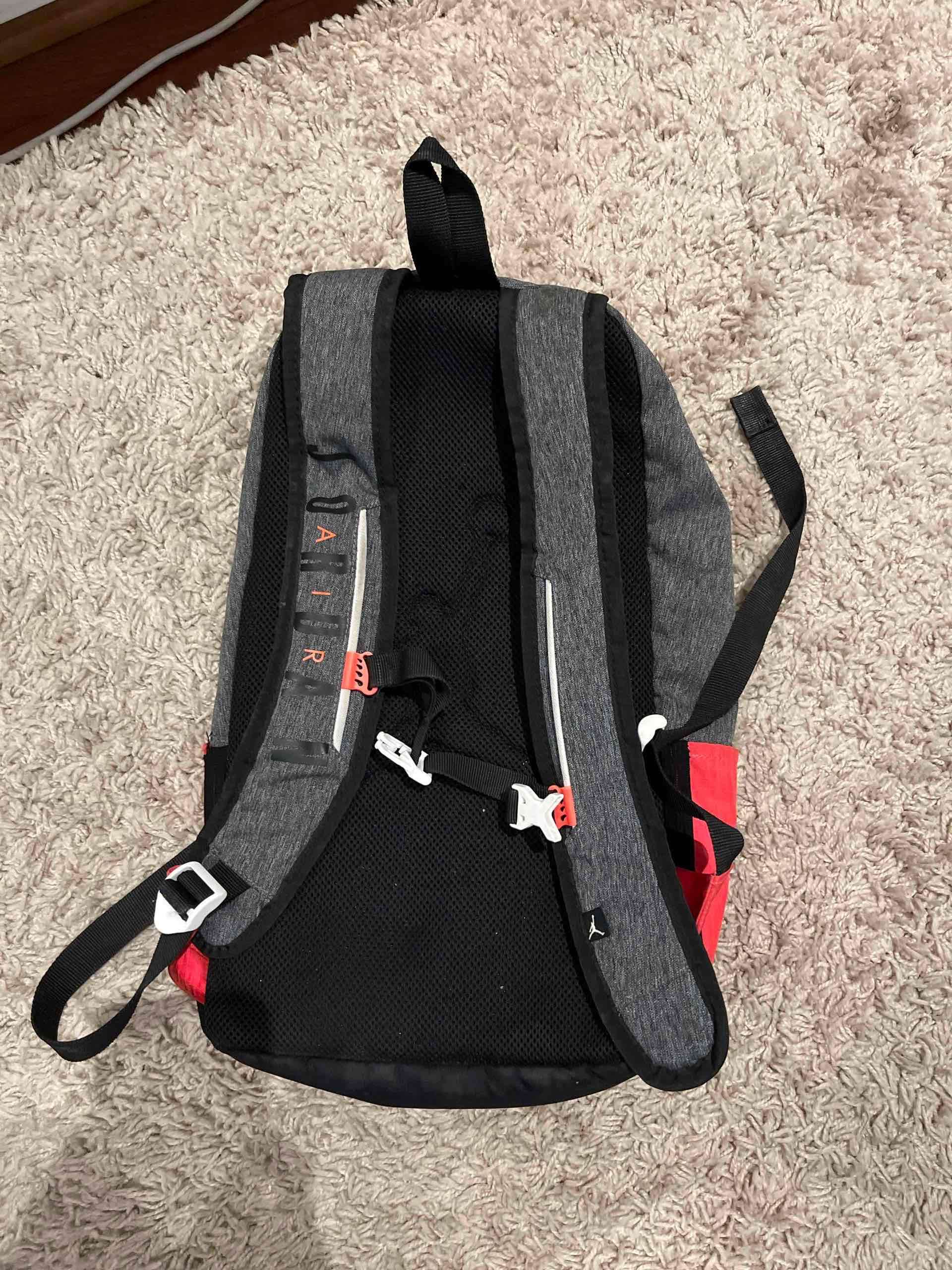 Mochila Air Jordan gris y roja - miniatura 2