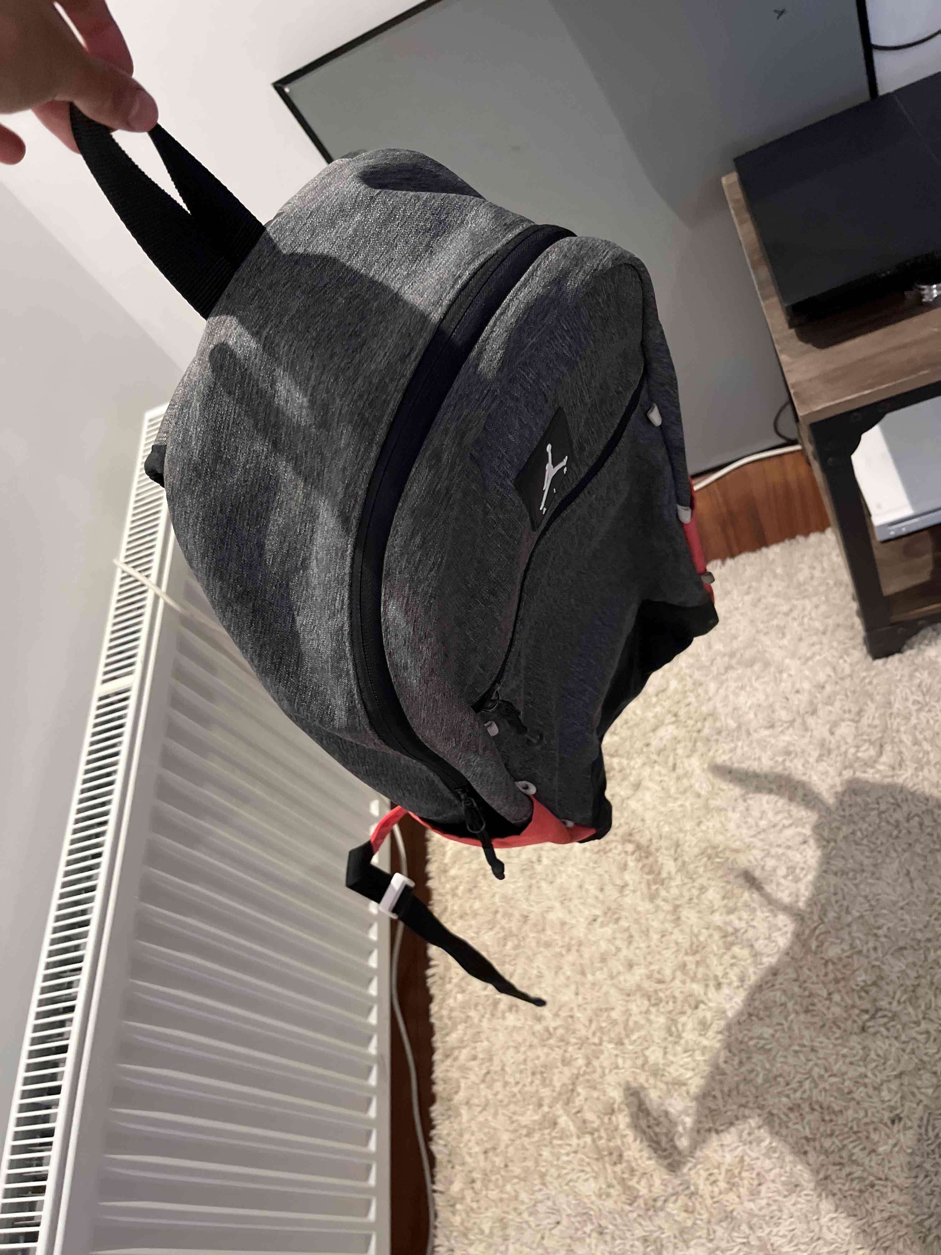 Mochila Air Jordan gris y roja - miniatura 3