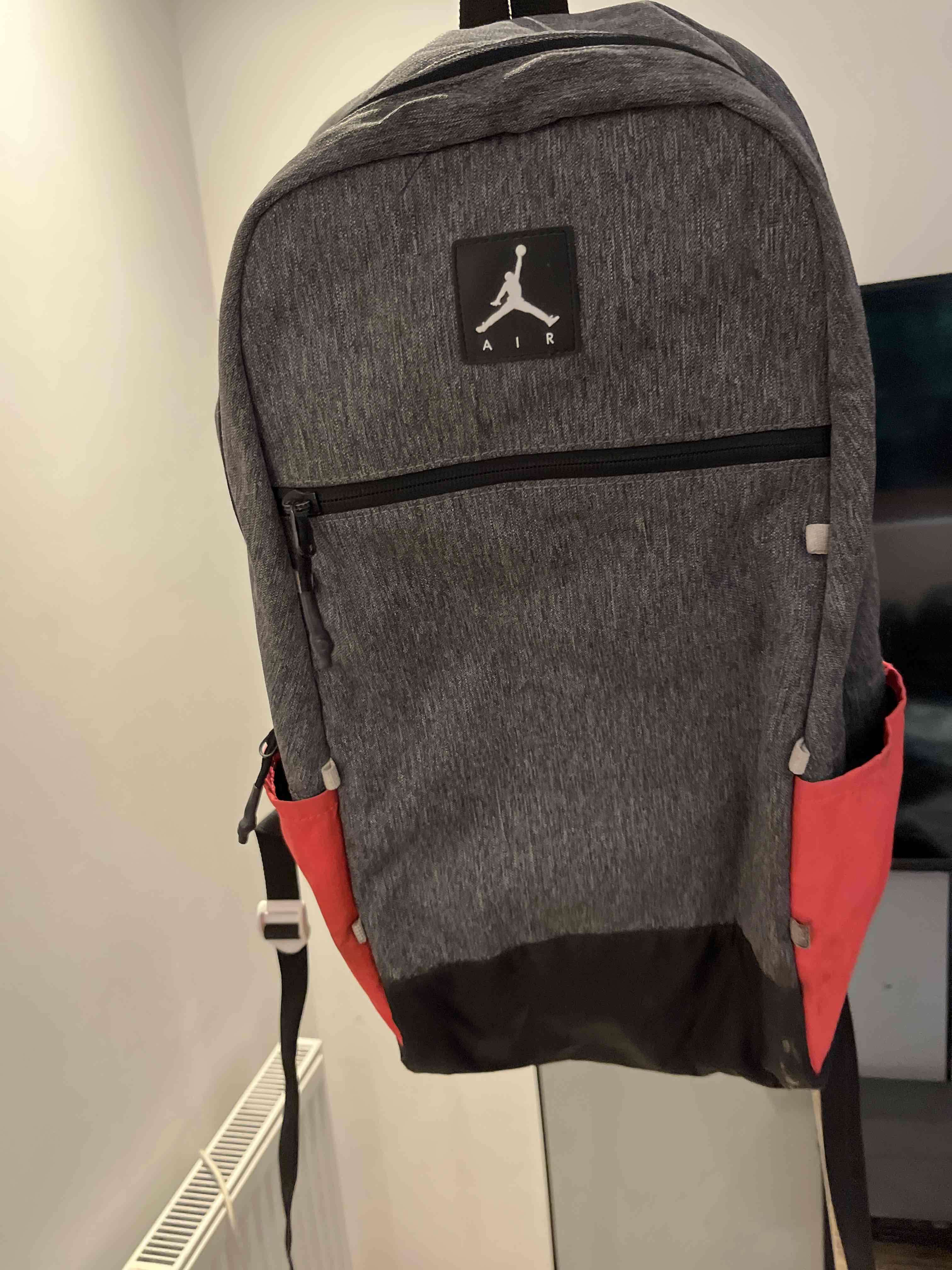 Mochila Air Jordan gris y roja - miniatura 4