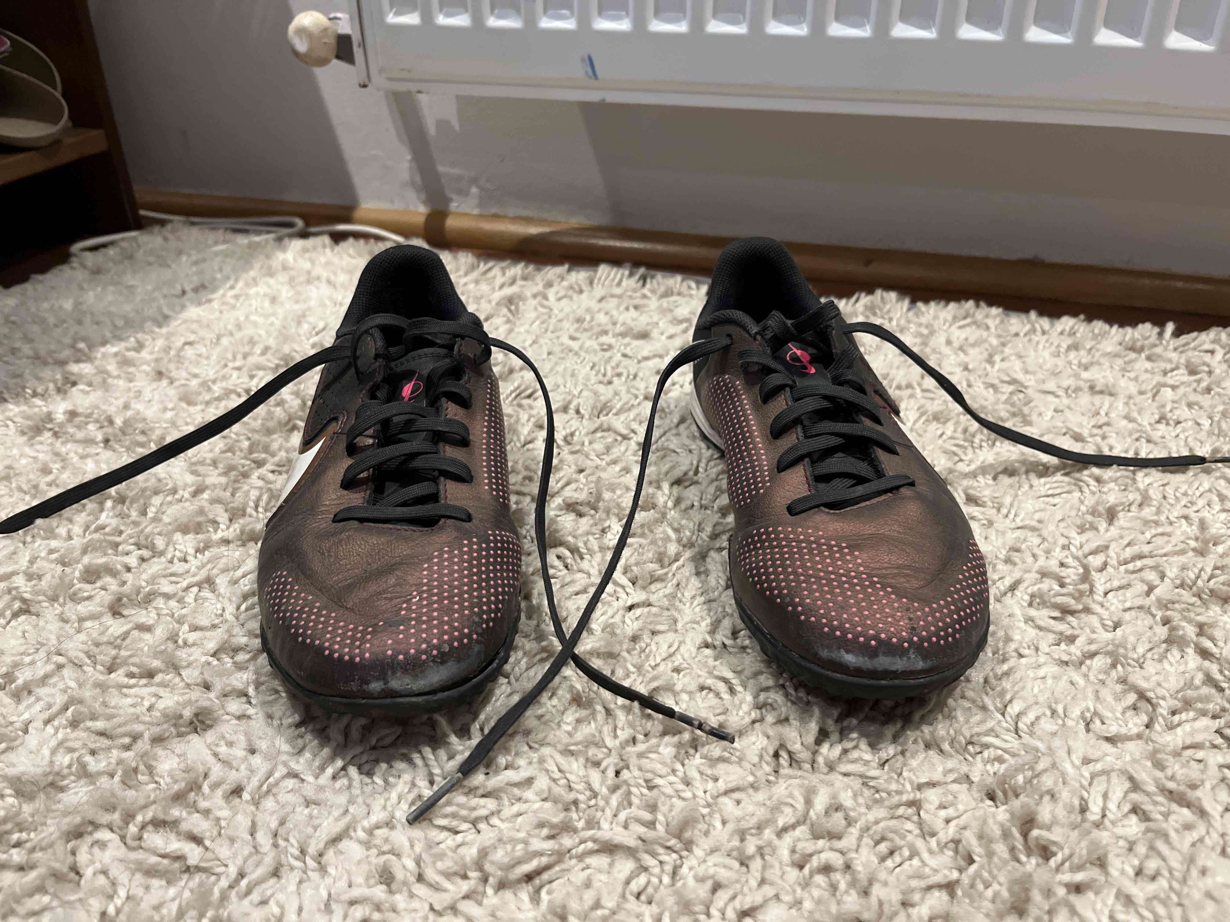 Zapatillas deportivas negras y rosas