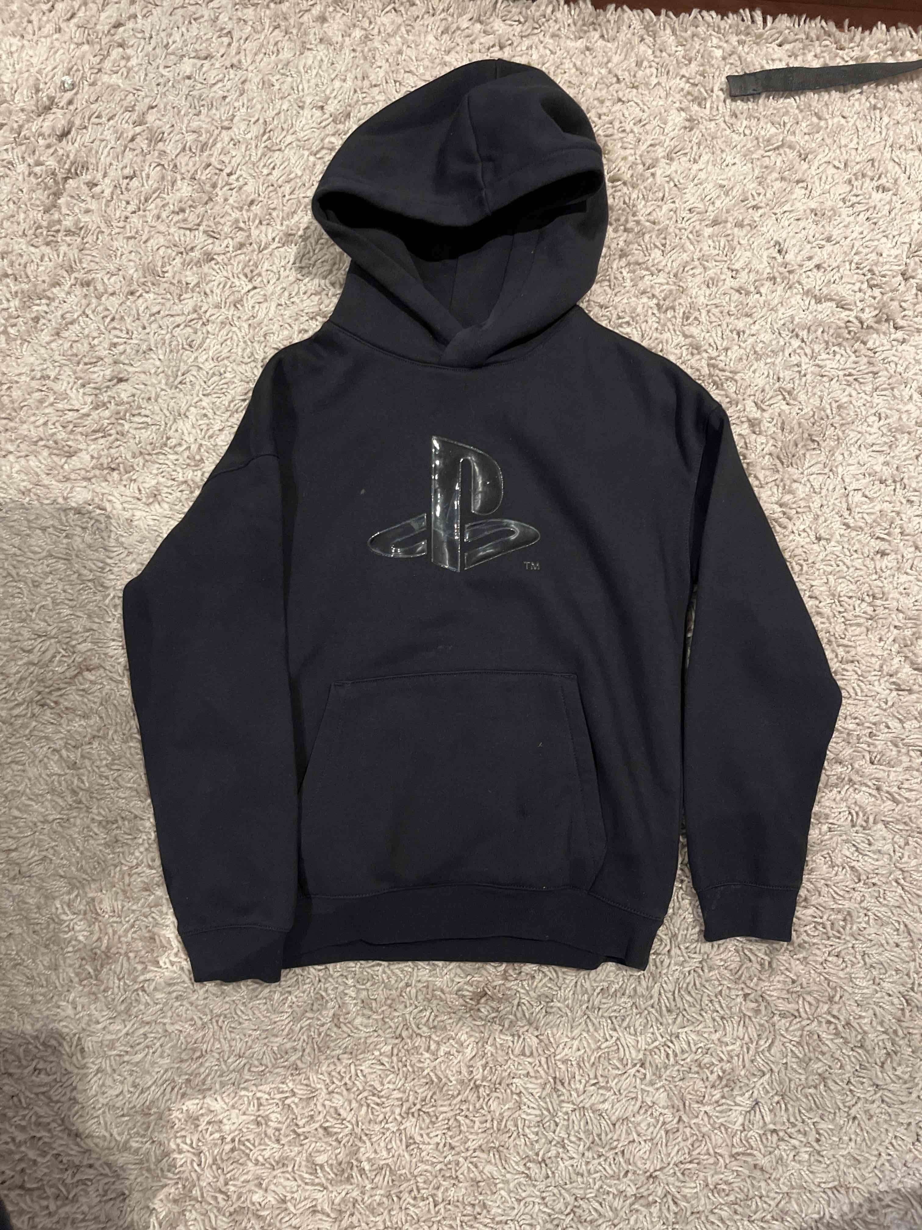 Polerón negro PlayStation con capucha