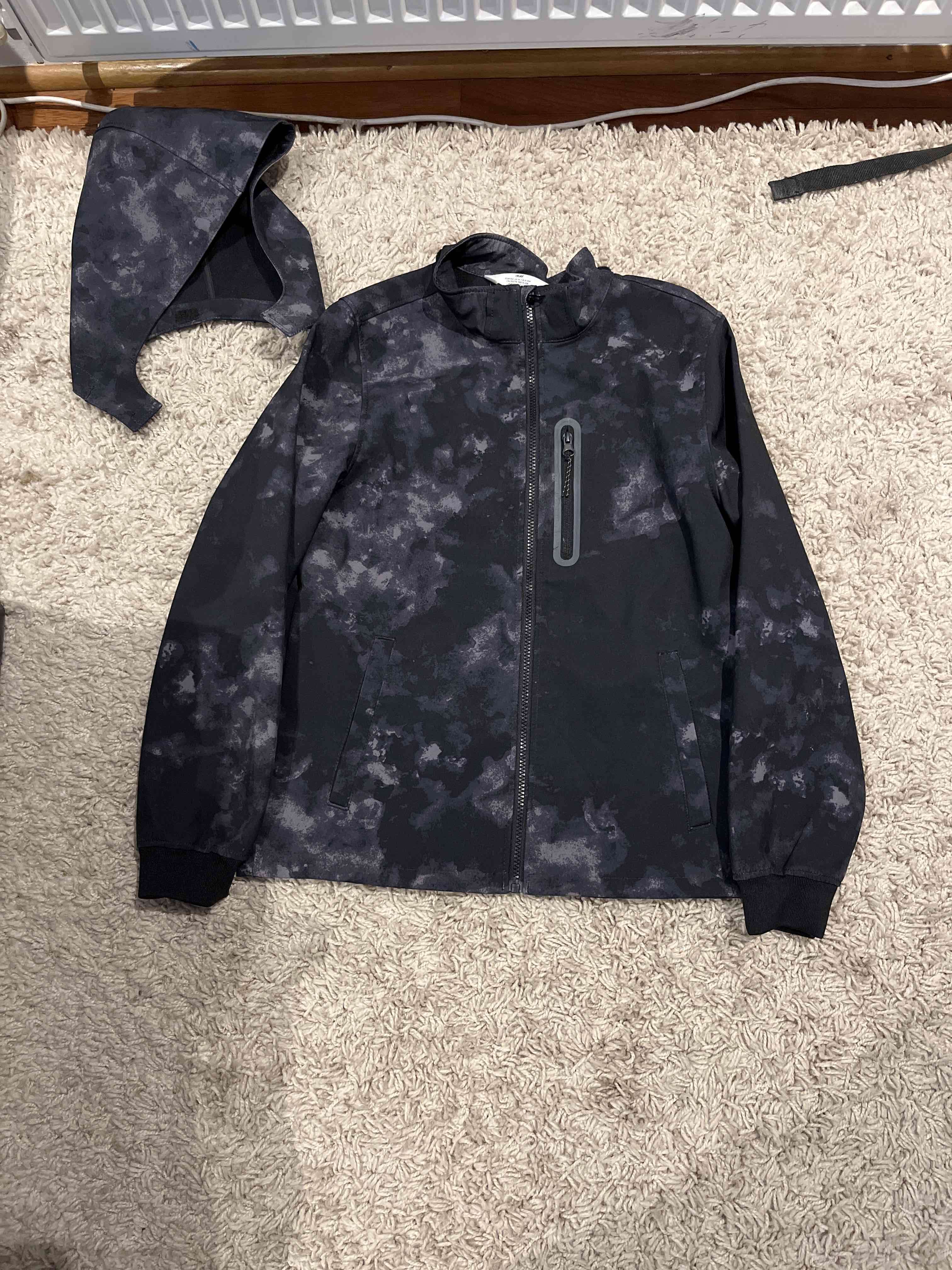 Chaqueta oscura con capucha desmontable