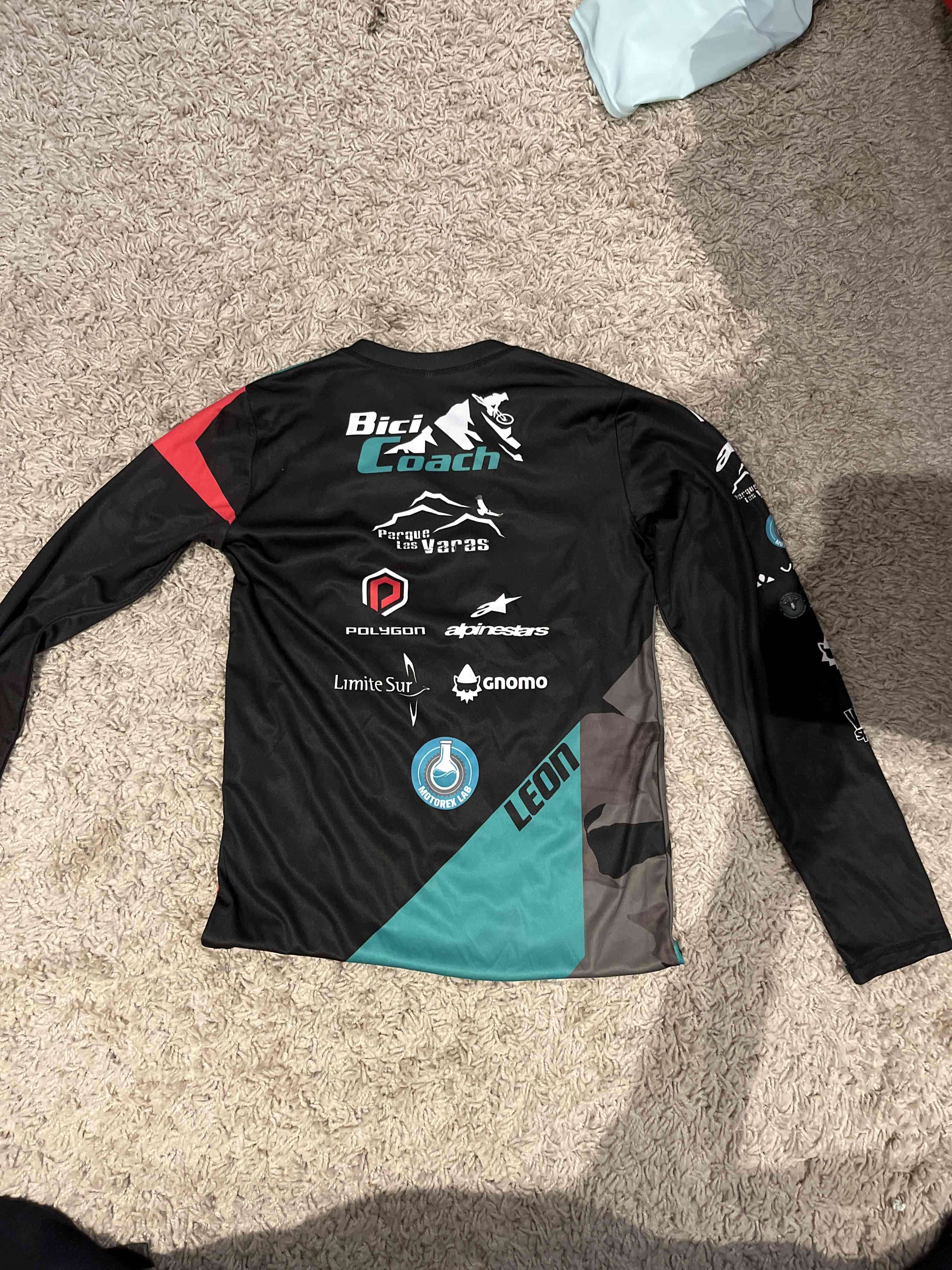 Polera deportiva de ciclismo con logos - miniatura 2