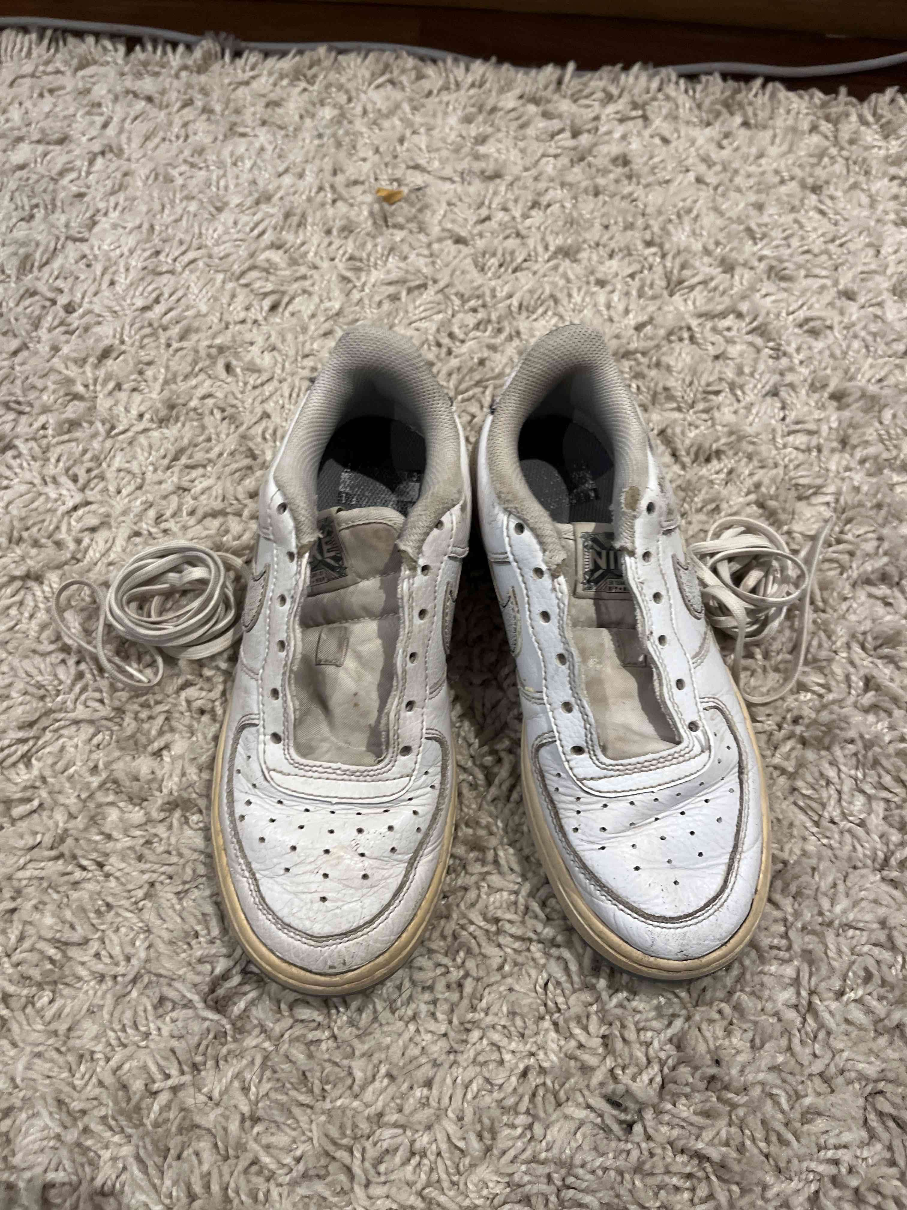 Zapatillas blancas usadas