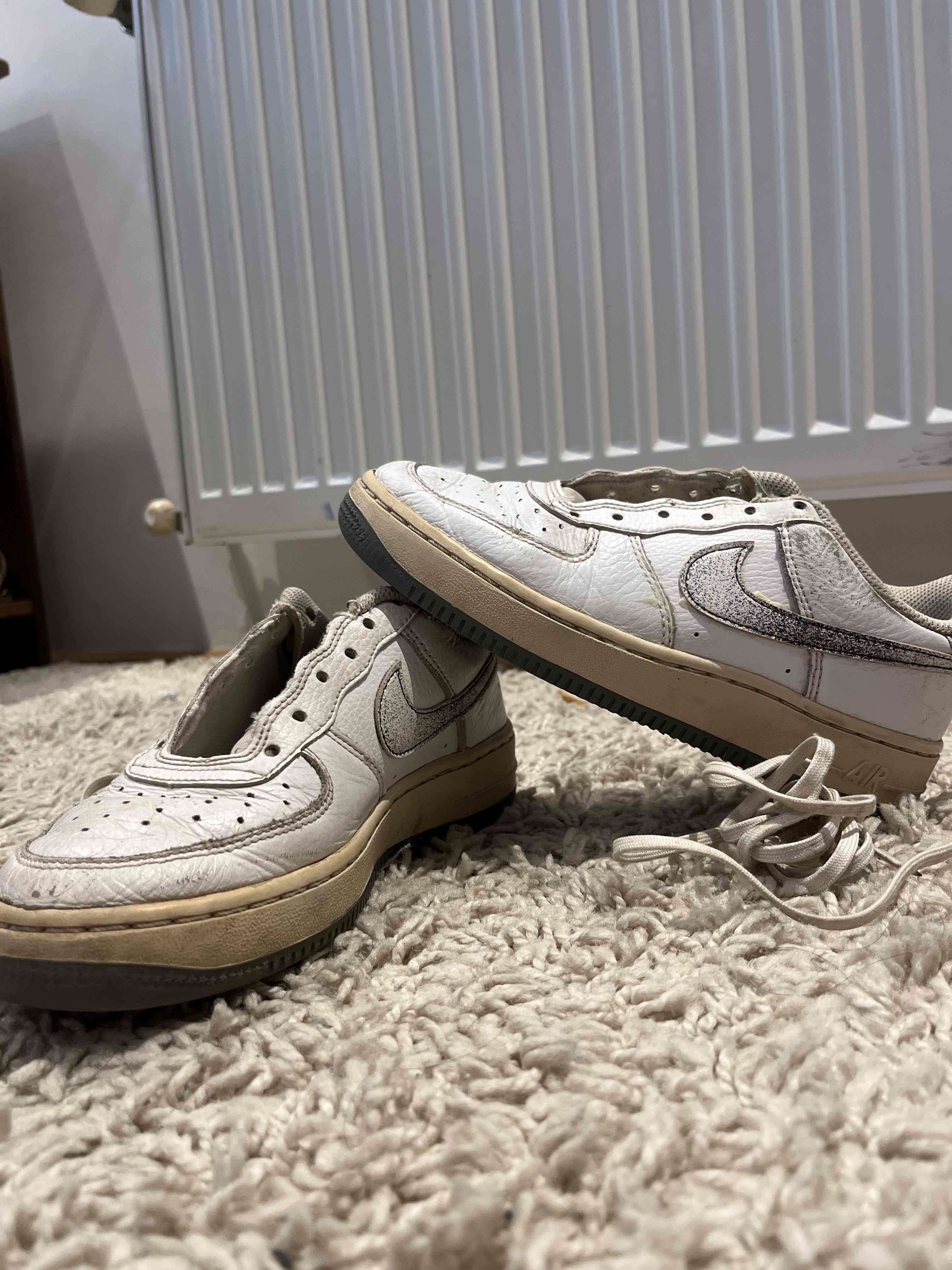 Zapatillas blancas usadas - miniatura 2