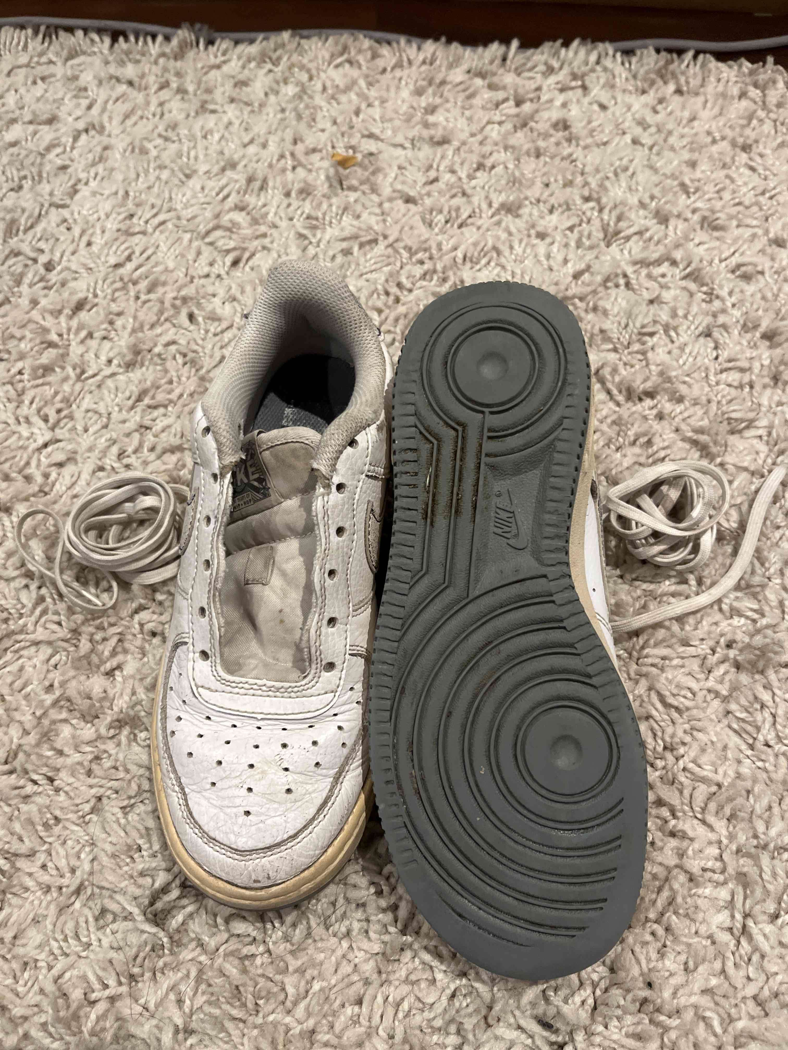 Zapatillas blancas usadas - miniatura 3