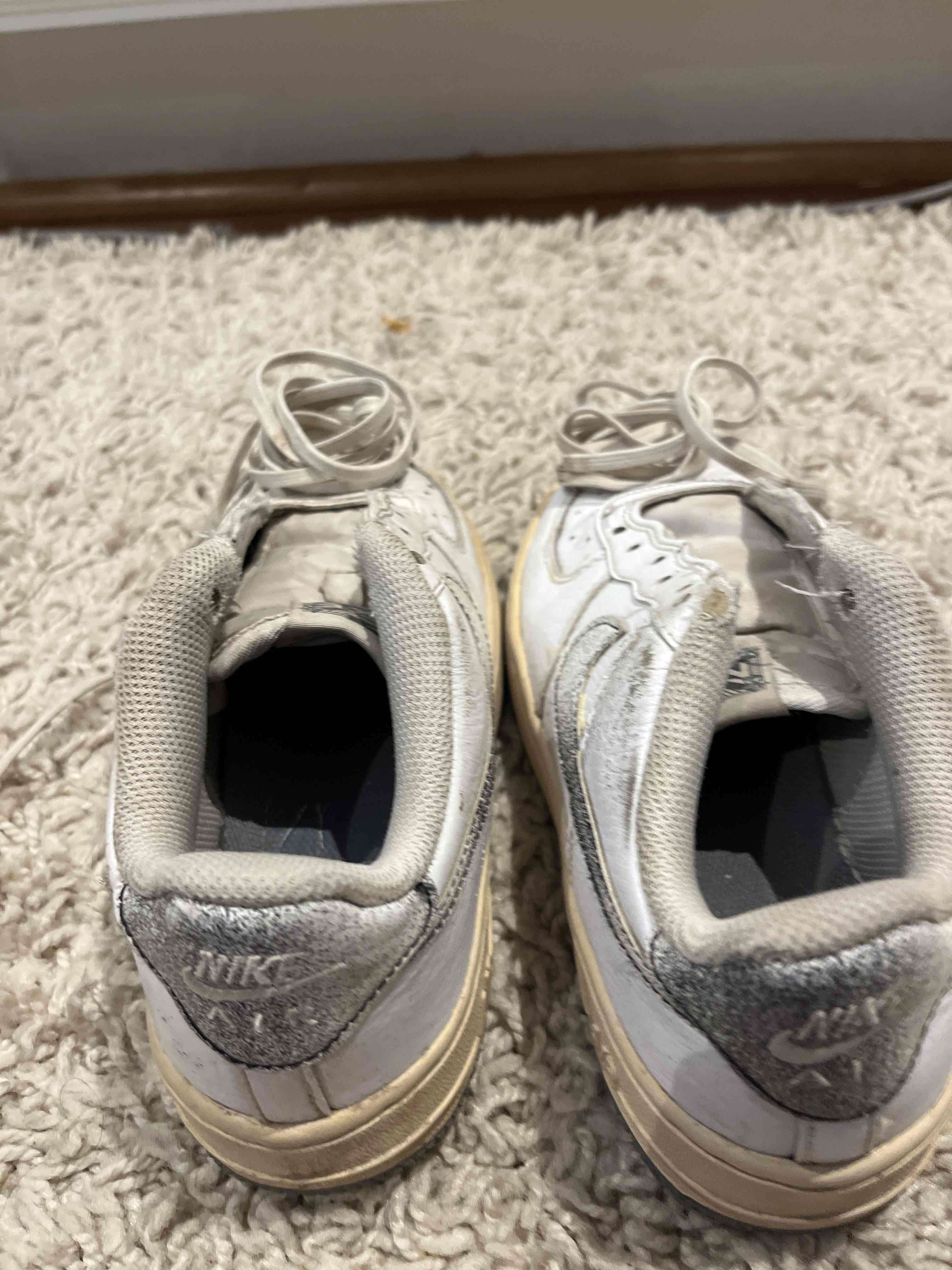 Zapatillas blancas usadas - miniatura 4