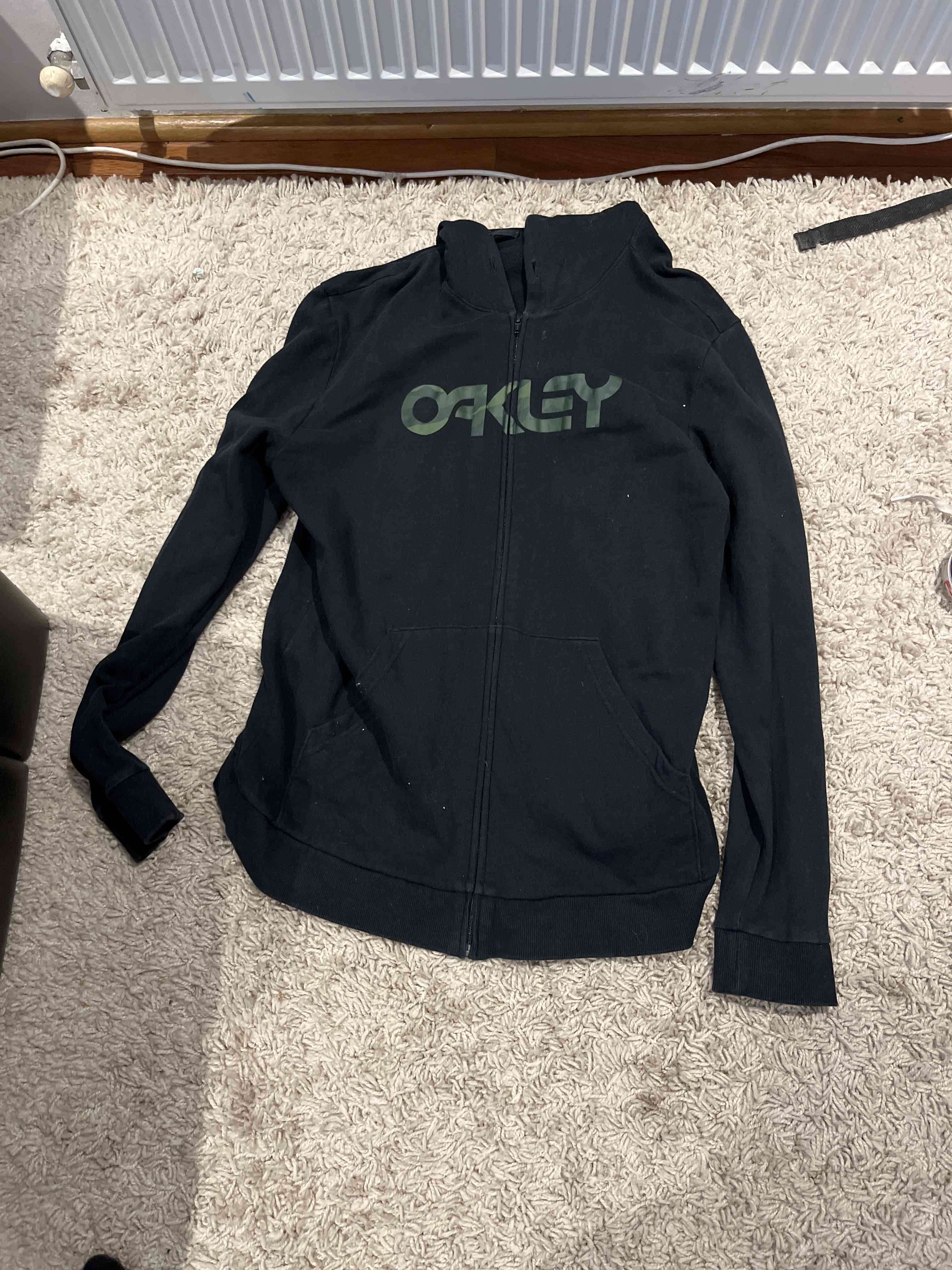 Polerón negro Oakley con cierre