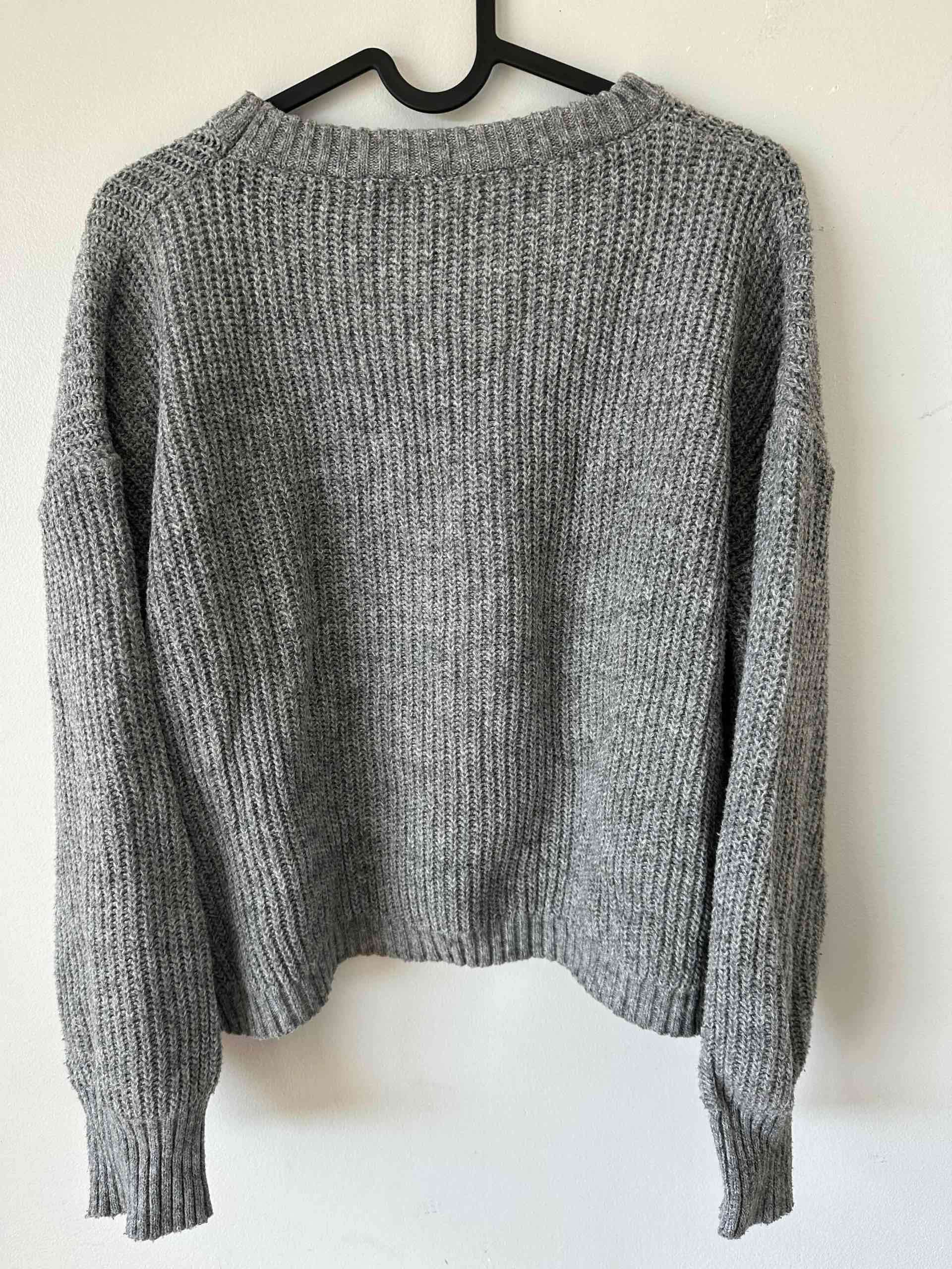 Suéter gris tejido - miniatura 2