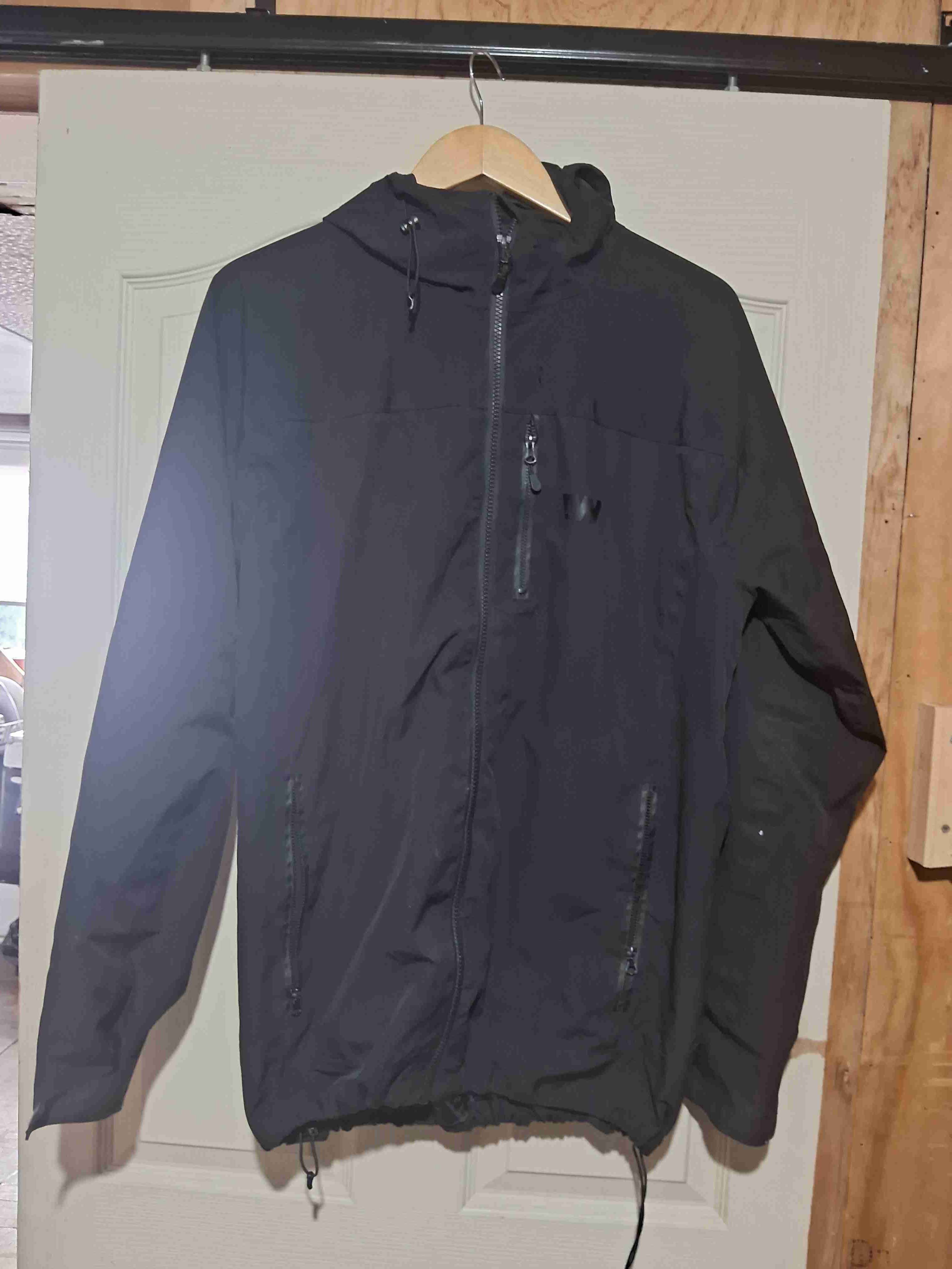 Chaqueta negra con capucha