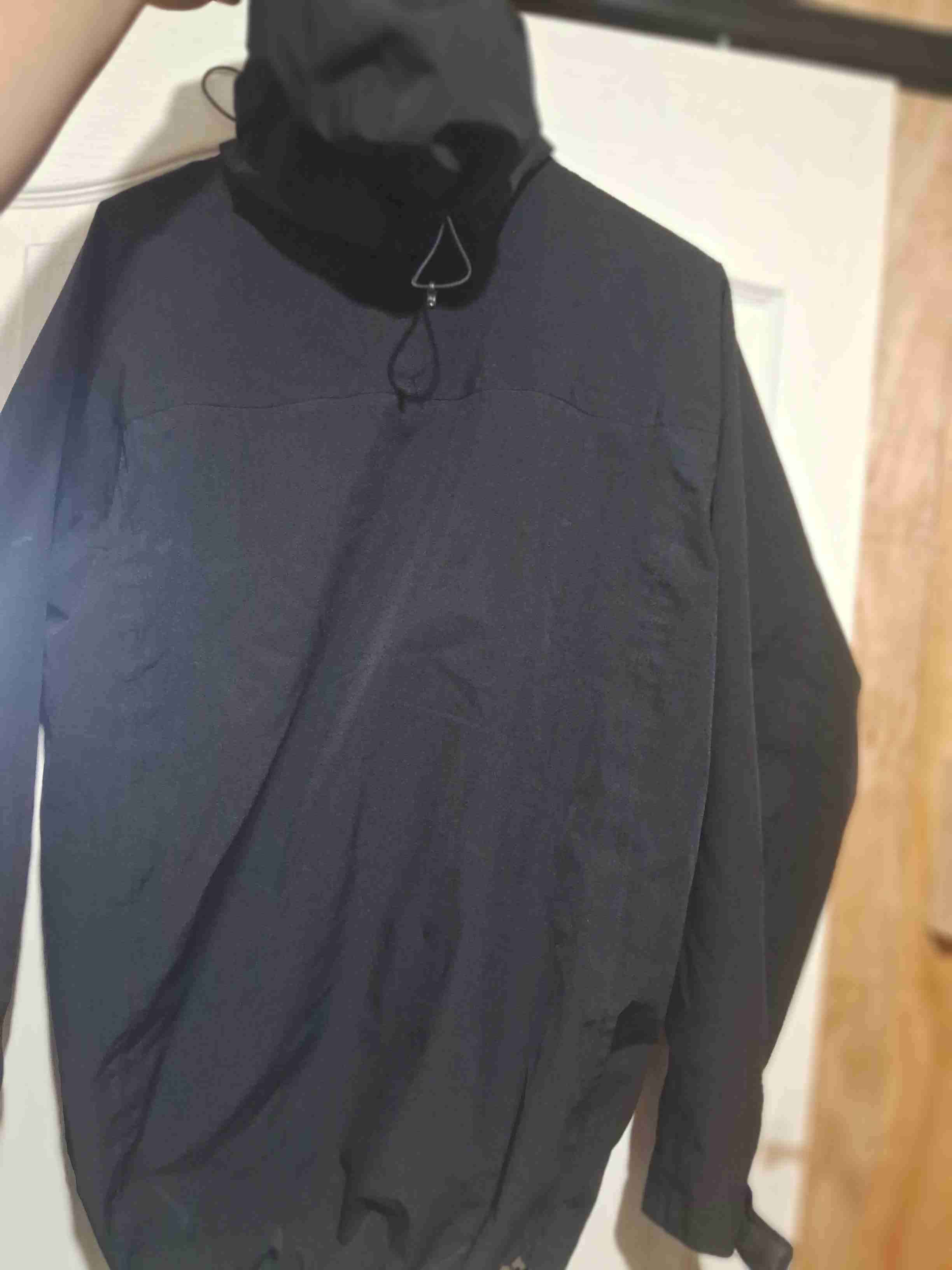 Chaqueta negra con capucha - miniatura 2
