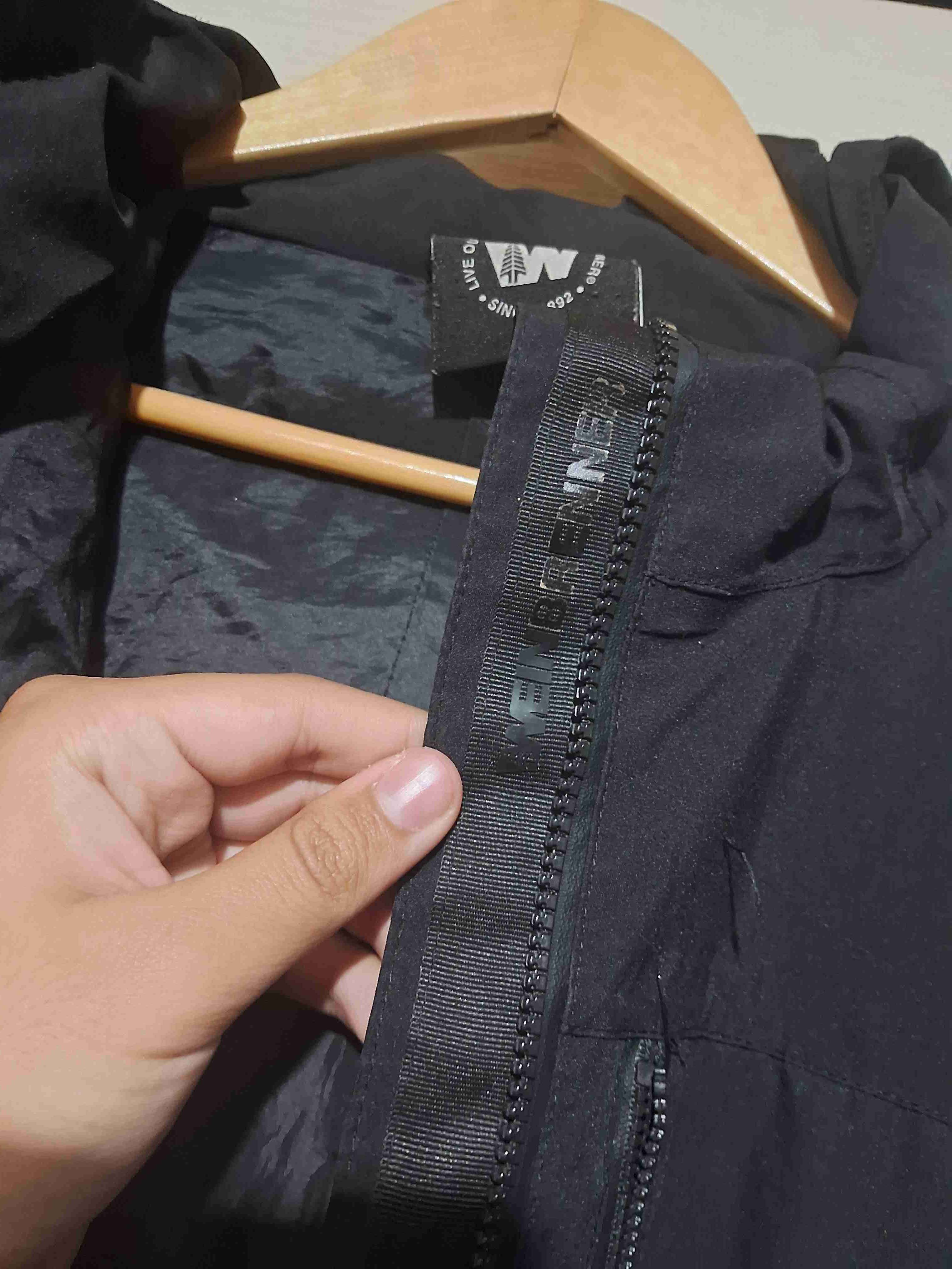 Chaqueta negra con capucha - miniatura 3