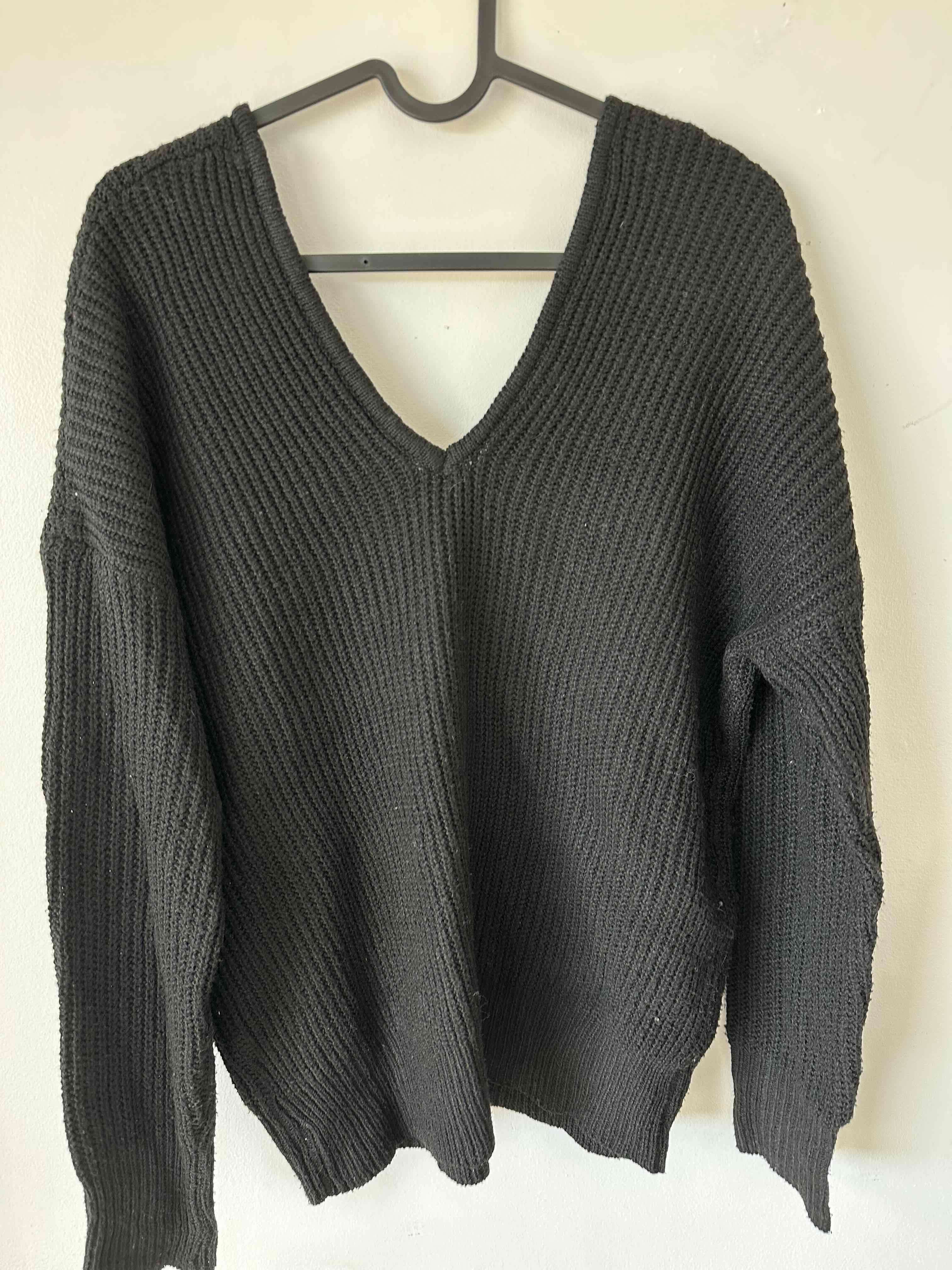 Suéter negro de punto grueso