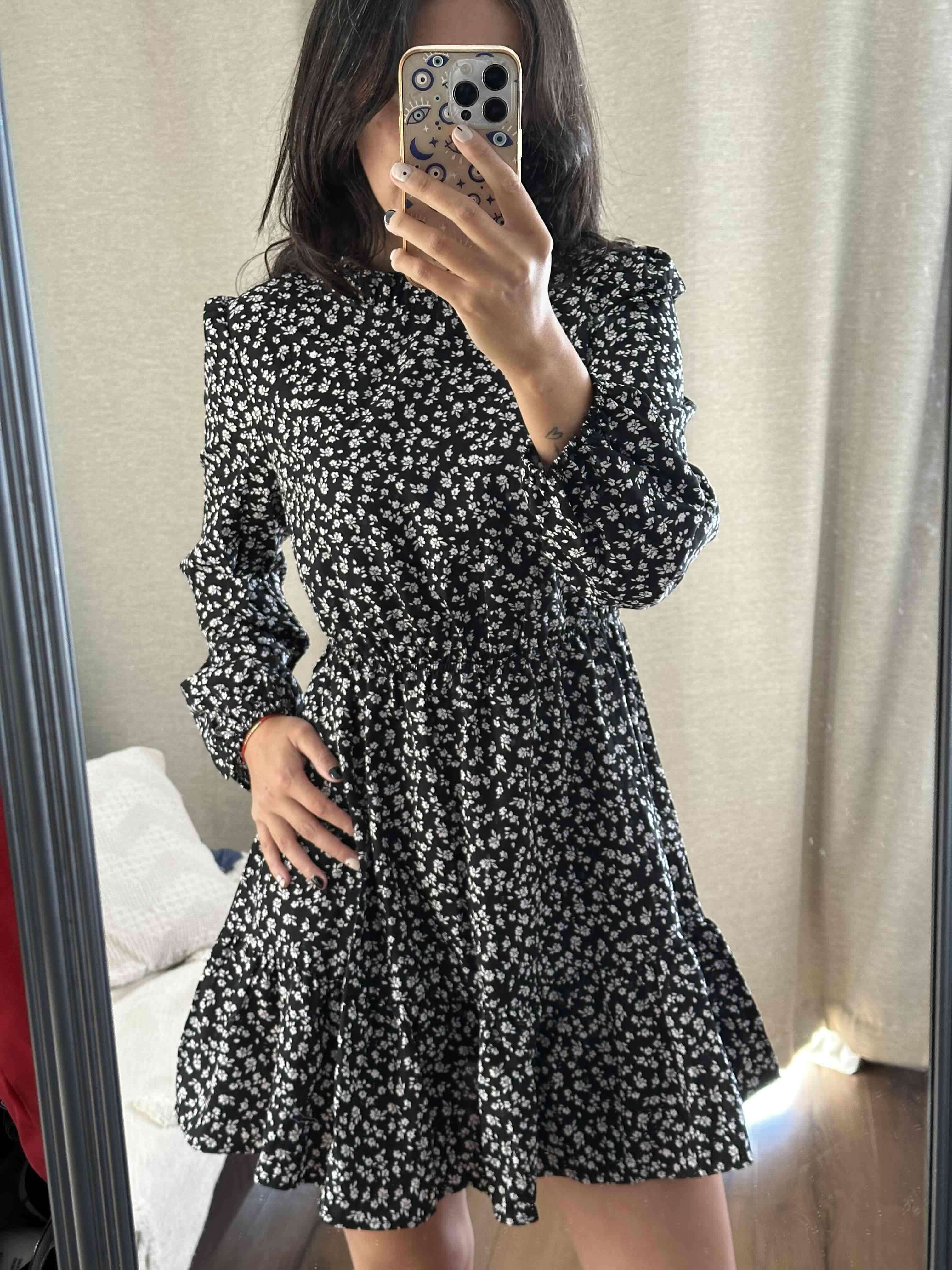 Vestido negro con flores pequeñas