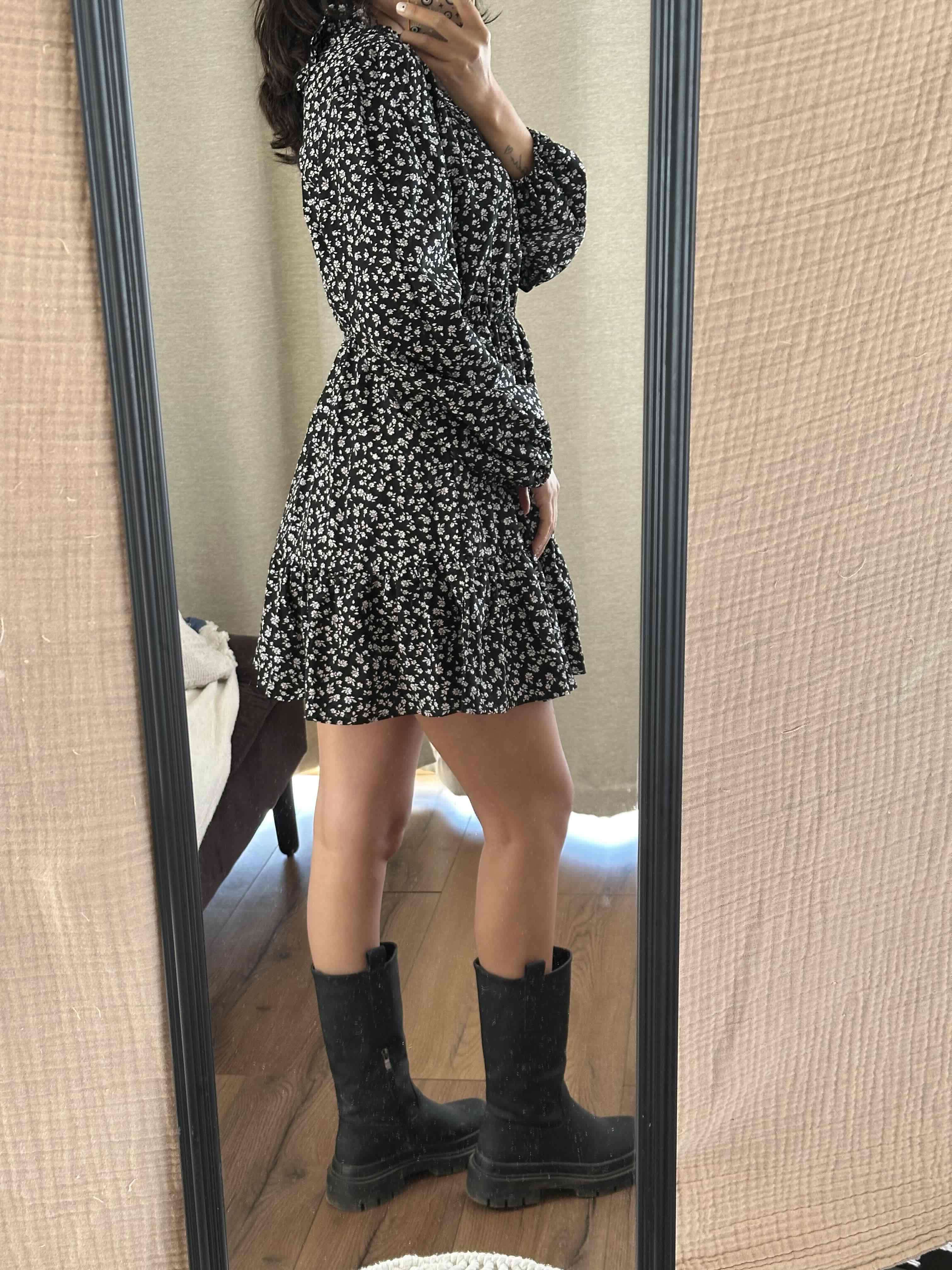 Vestido negro con flores pequeñas - miniatura 2