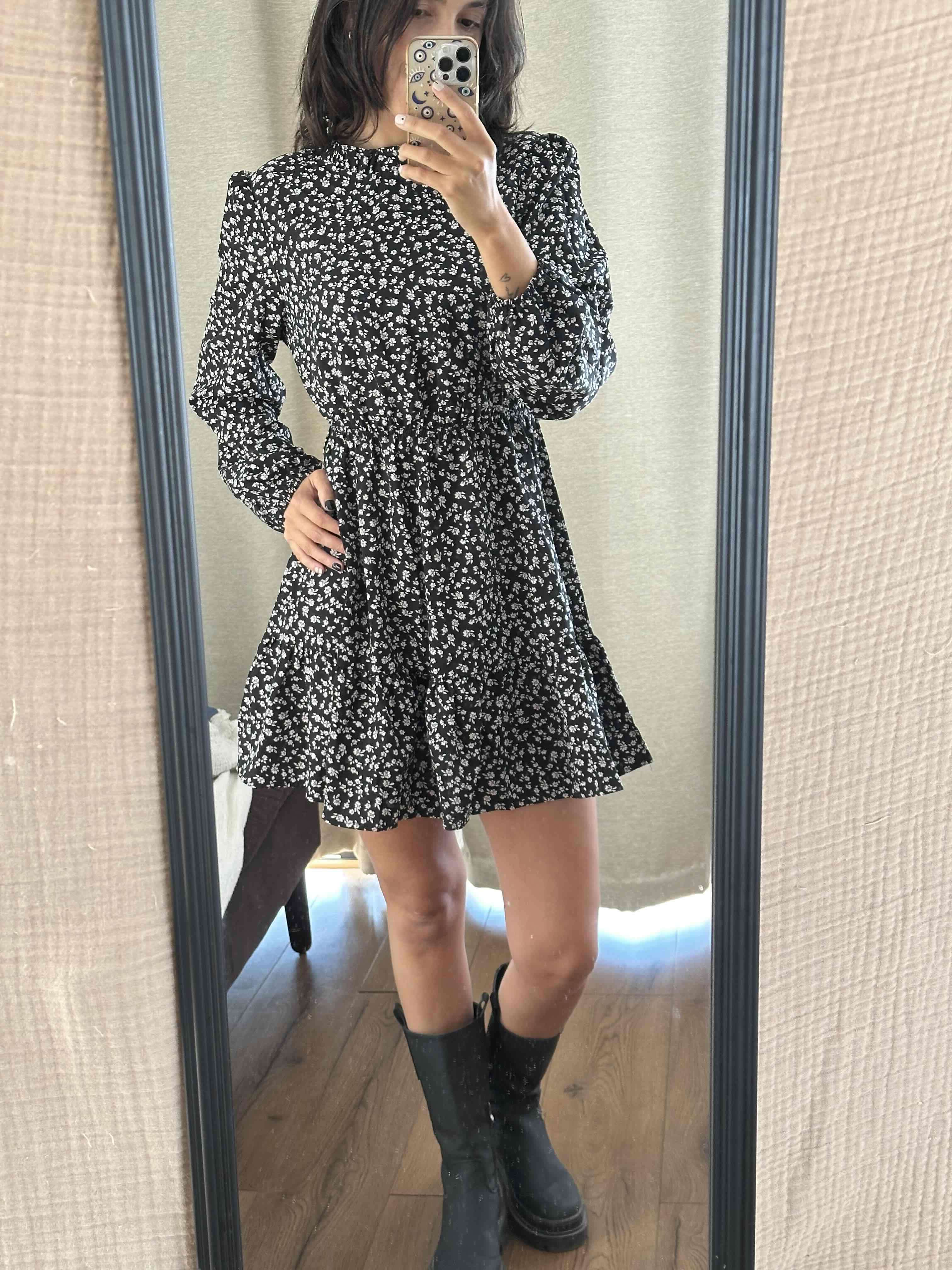 Vestido negro con flores pequeñas - miniatura 3