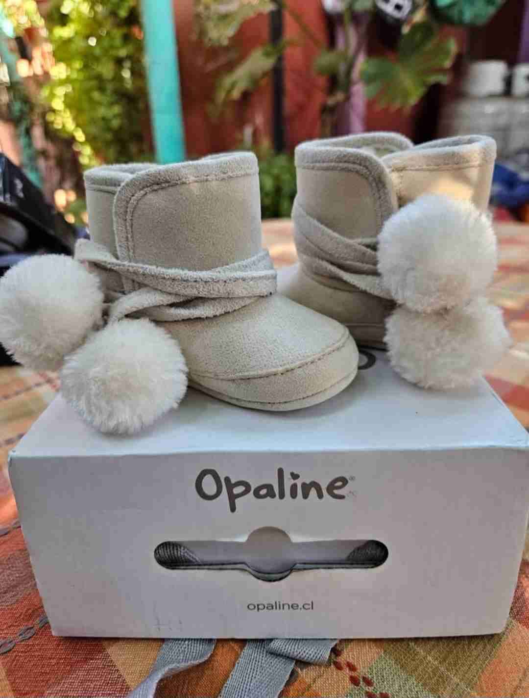 Botines de bebé beige con pompones