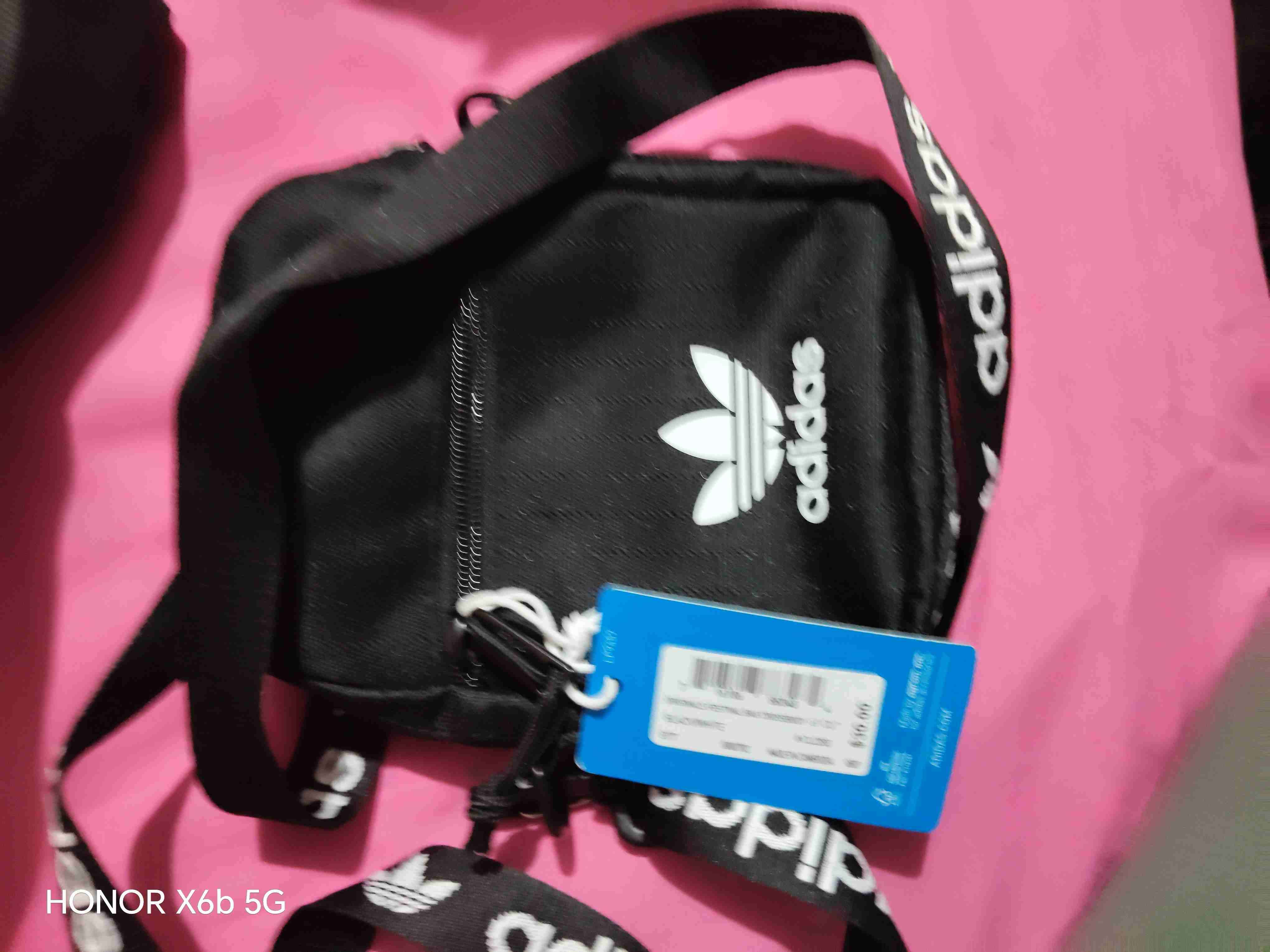 Bolso negro Adidas con etiqueta