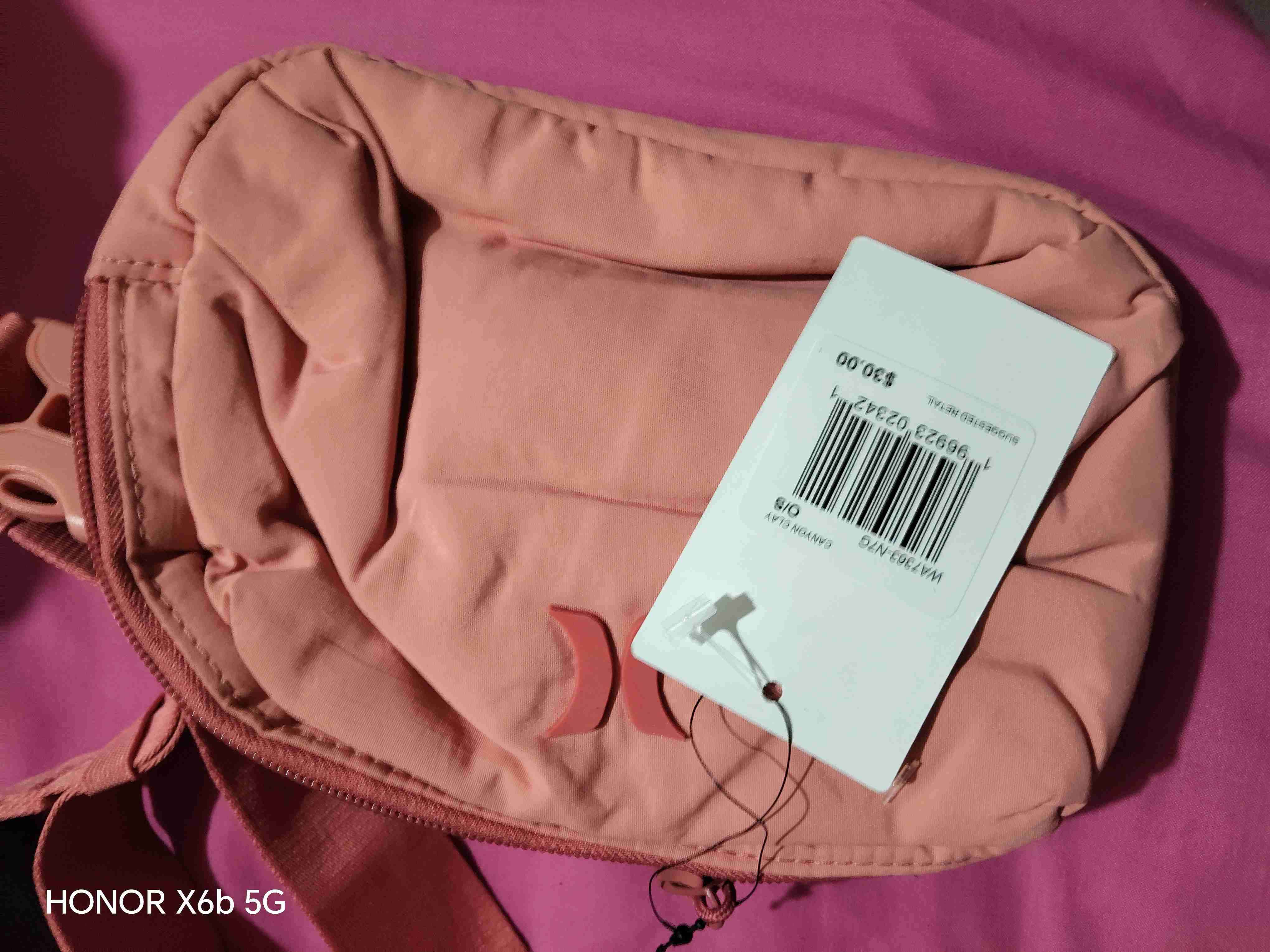 Riñonera rosada con etiqueta