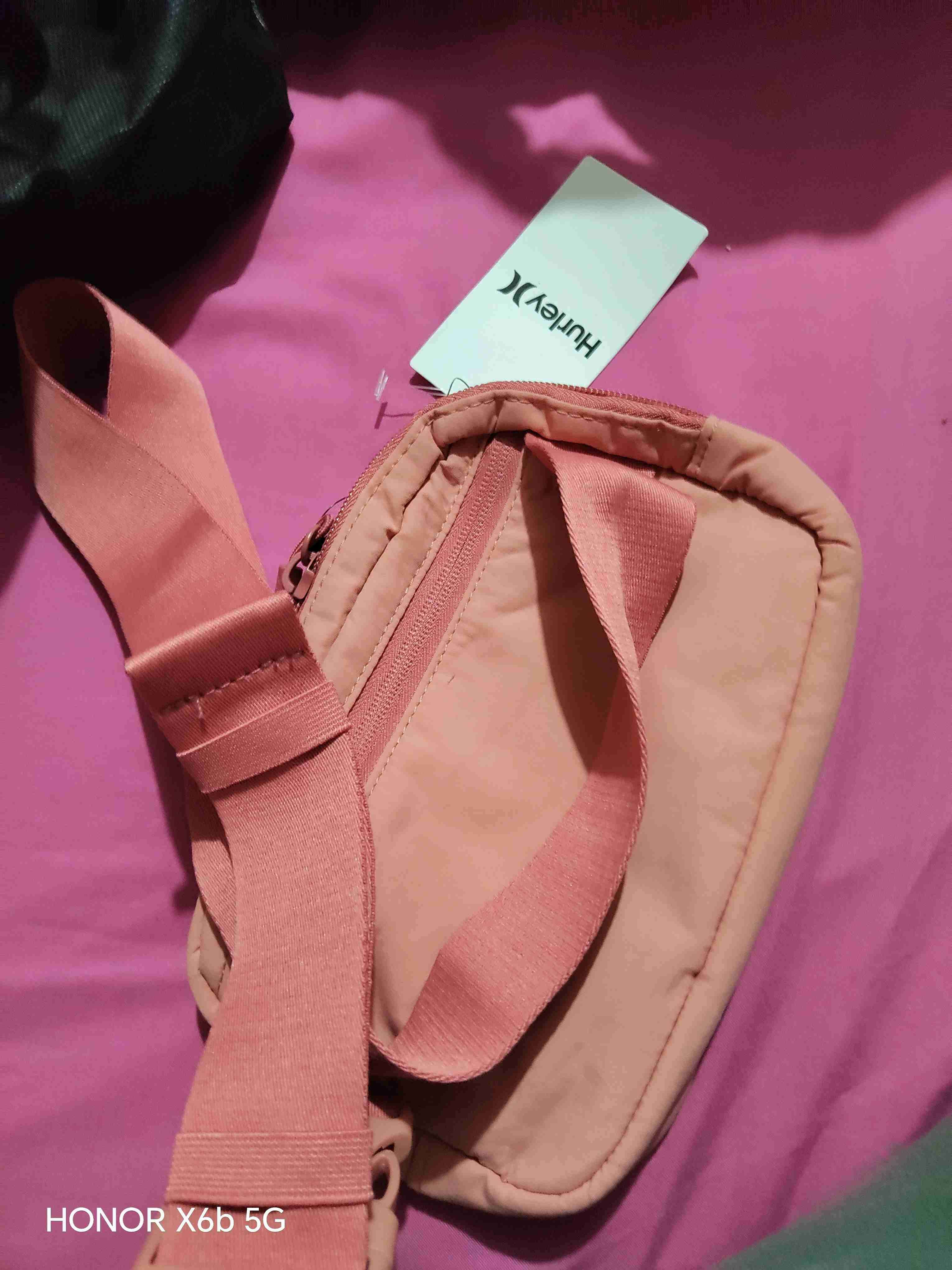 Riñonera rosada con etiqueta - miniatura 2