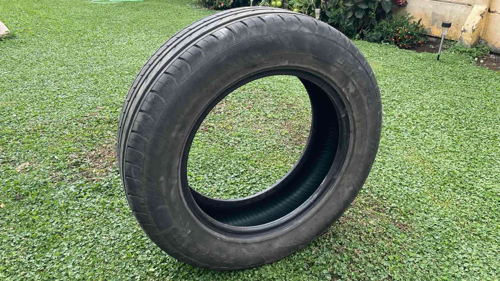 Neumático usado en buen estado - miniatura 3