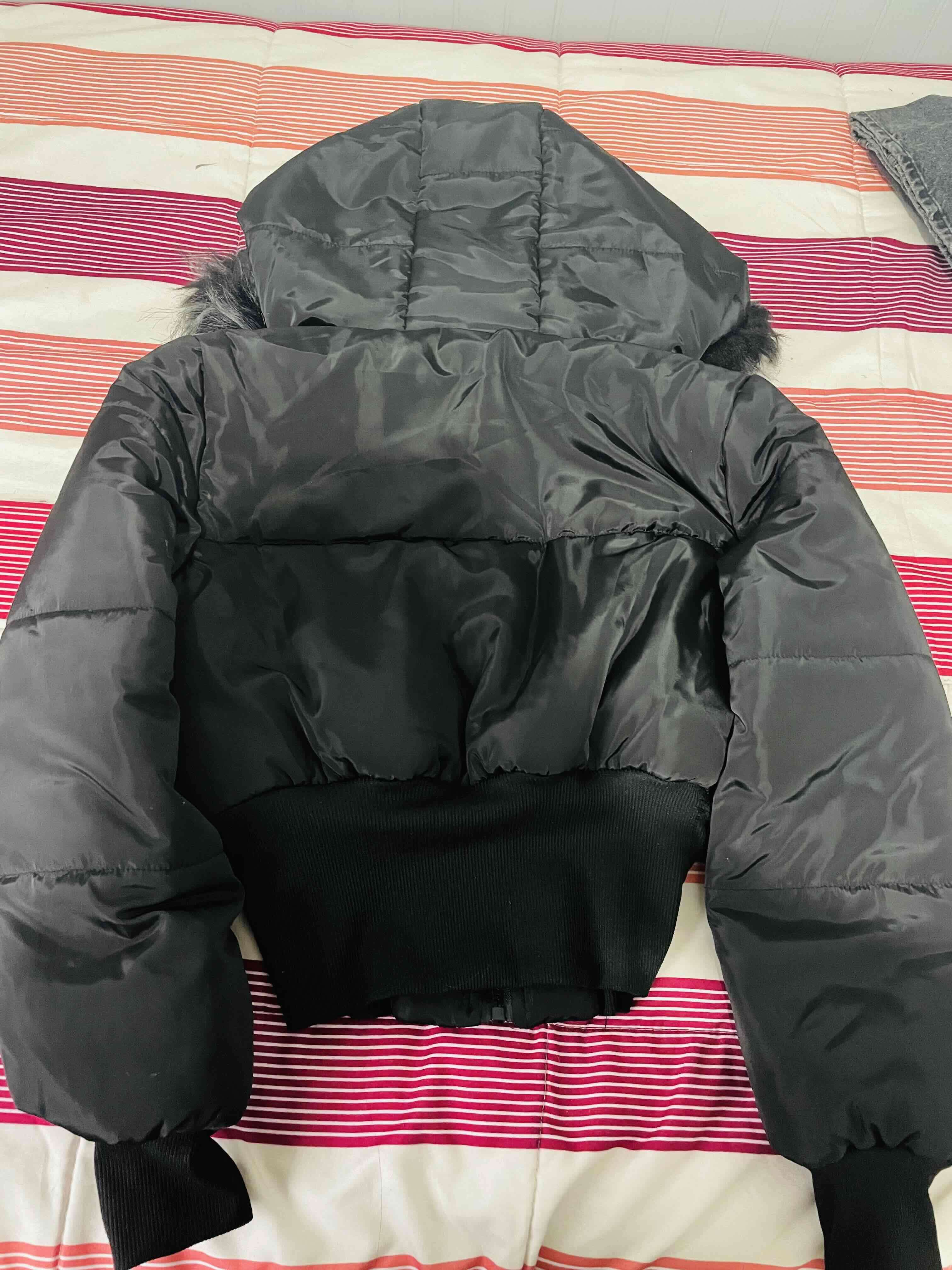 Chaqueta puff con capucha de piel - miniatura 3