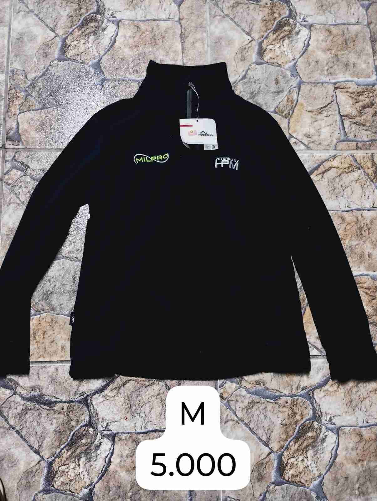 Polar negro con cuello alto