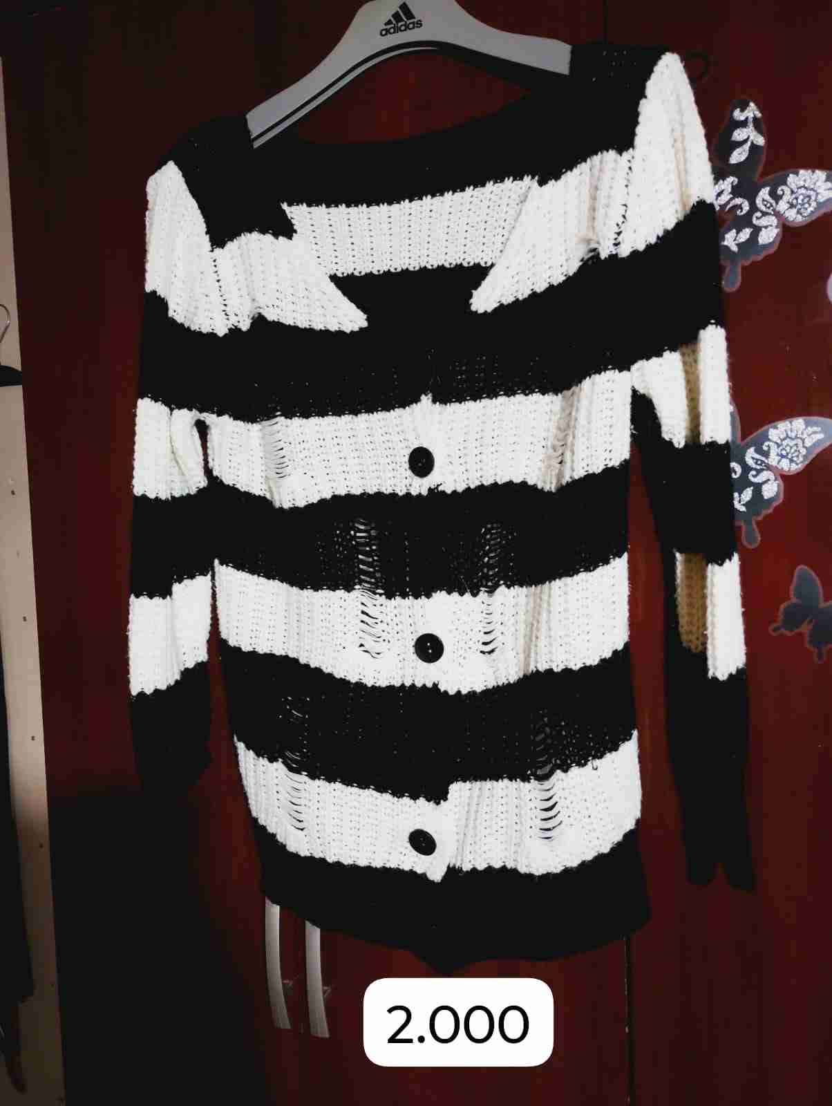 Suéter tejido blanco y negro