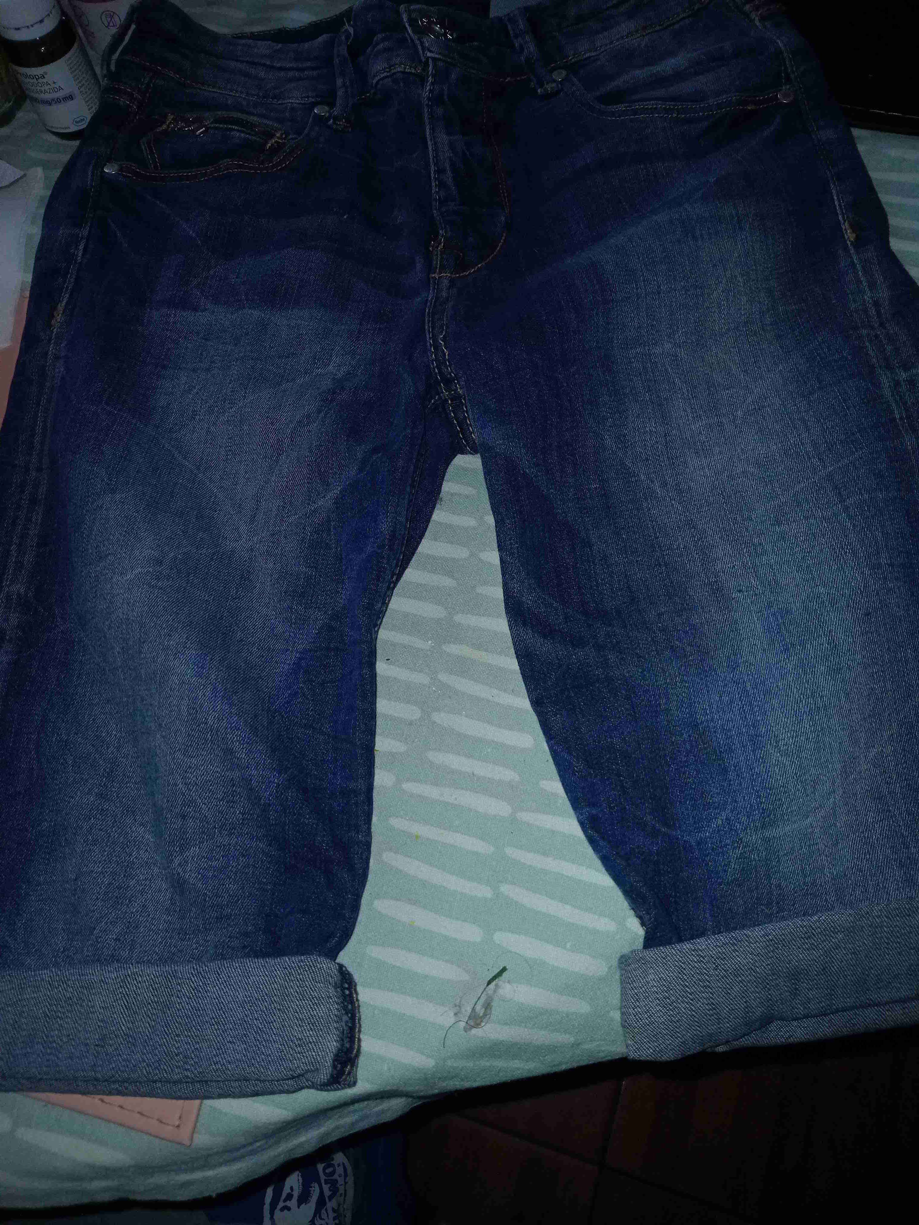 Jeans azul oscuro doblados