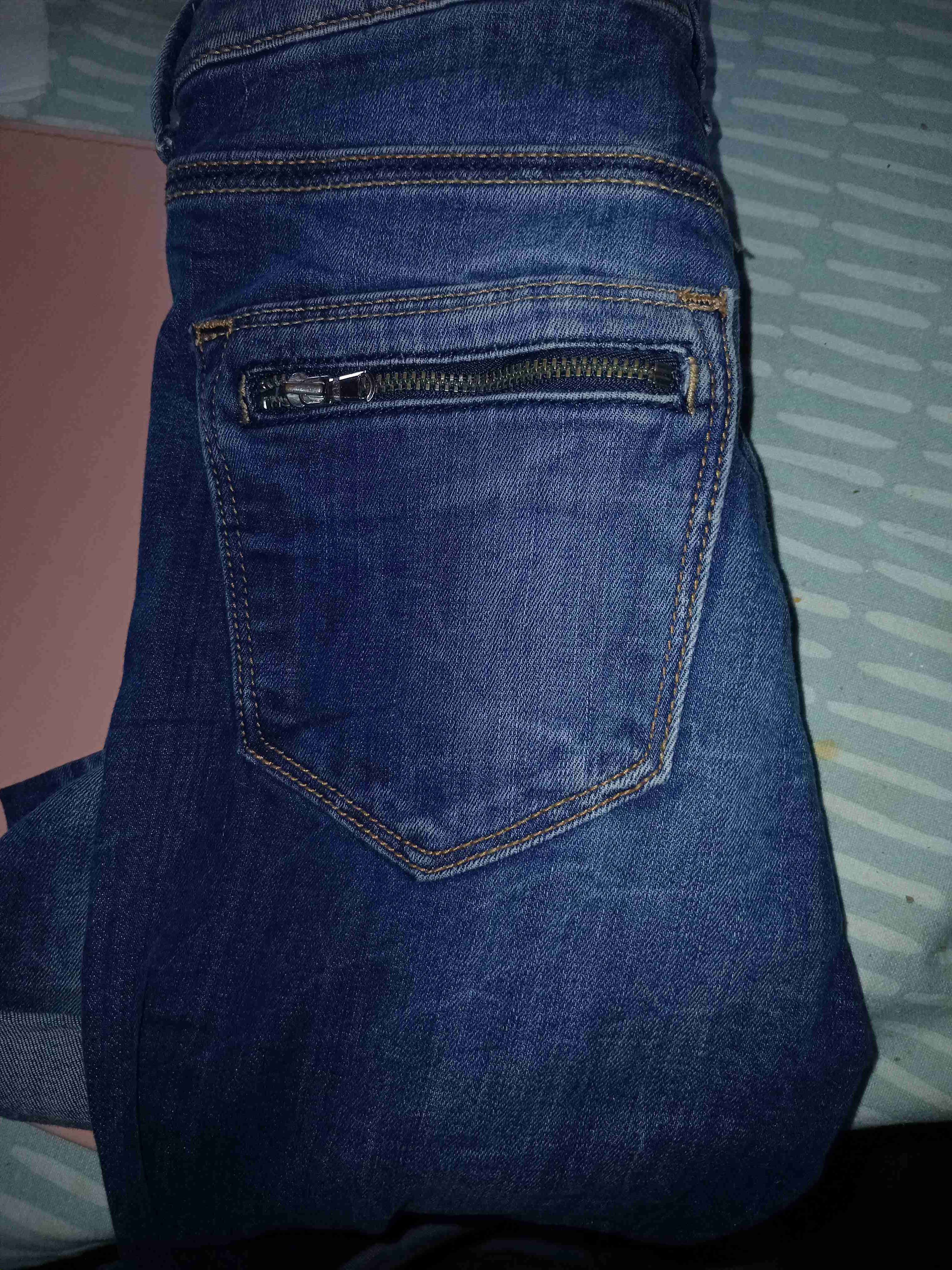 Jeans azul oscuro doblados - miniatura 6