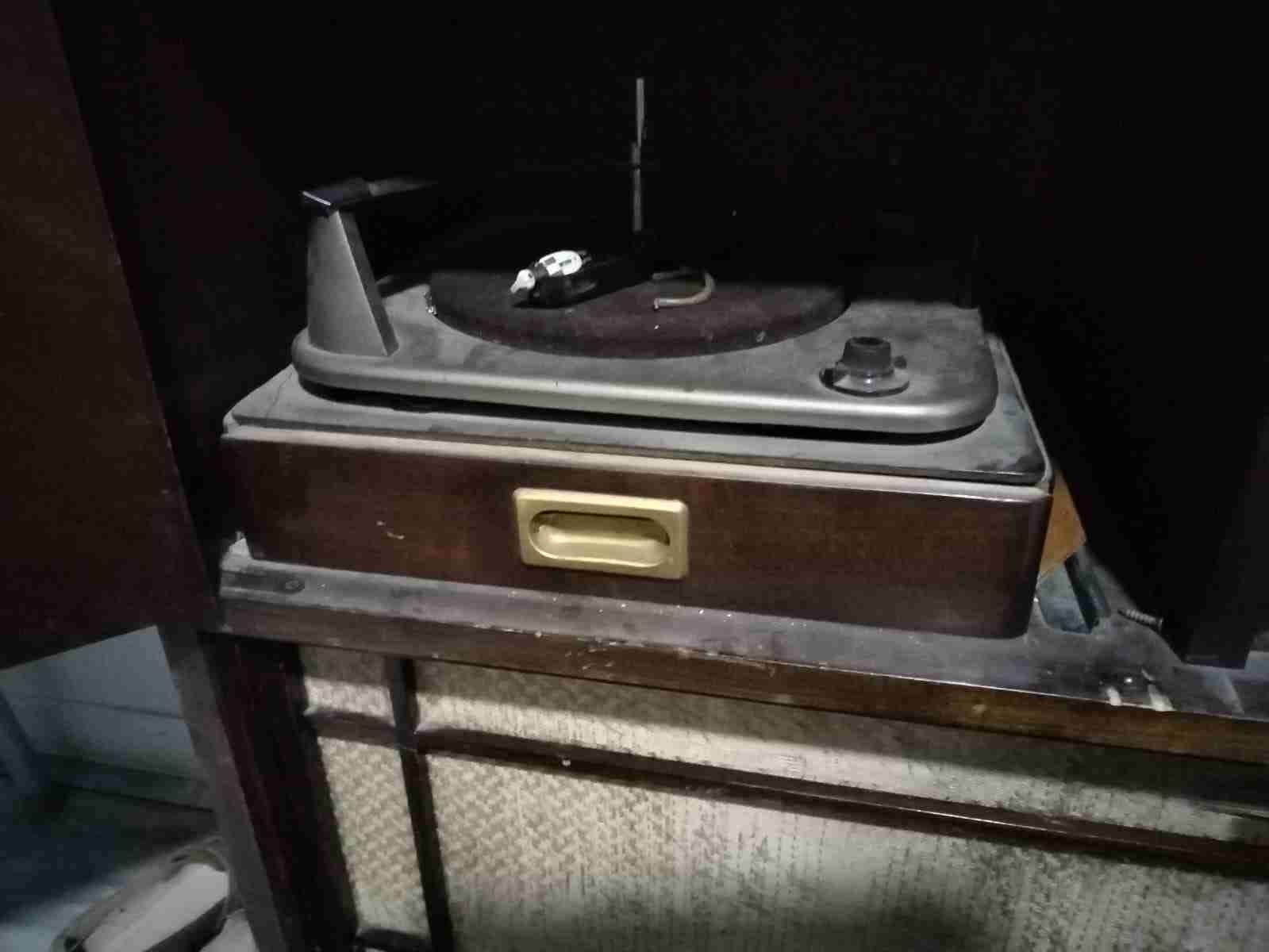 Radio tocadiscos vintage - miniatura 3