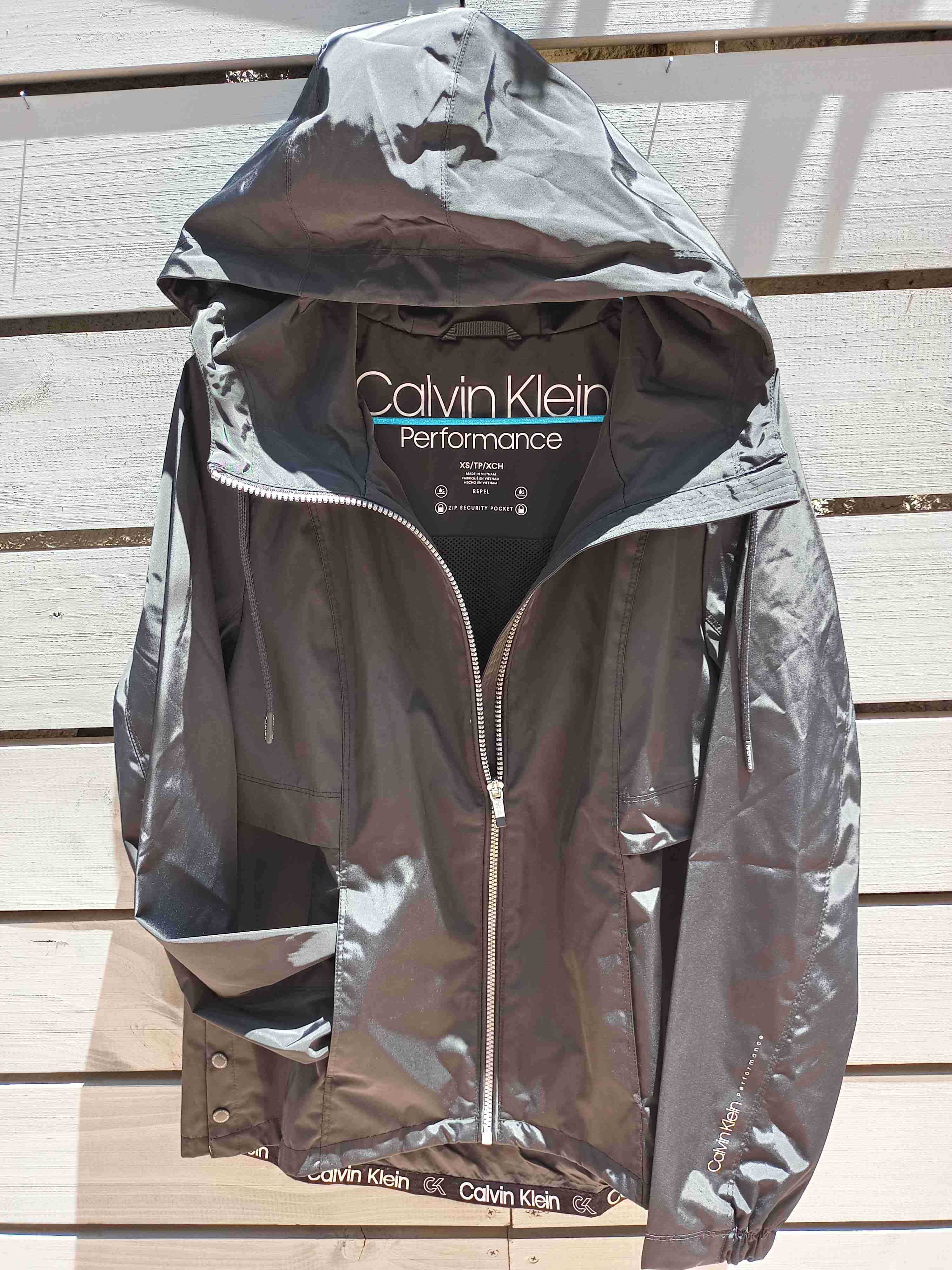 Chaqueta Calvin Klein negra con capucha