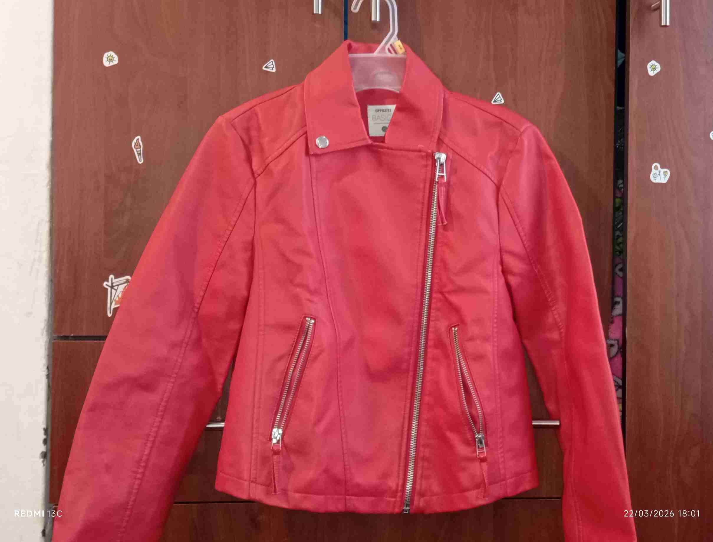 Chaqueta roja de motociclista