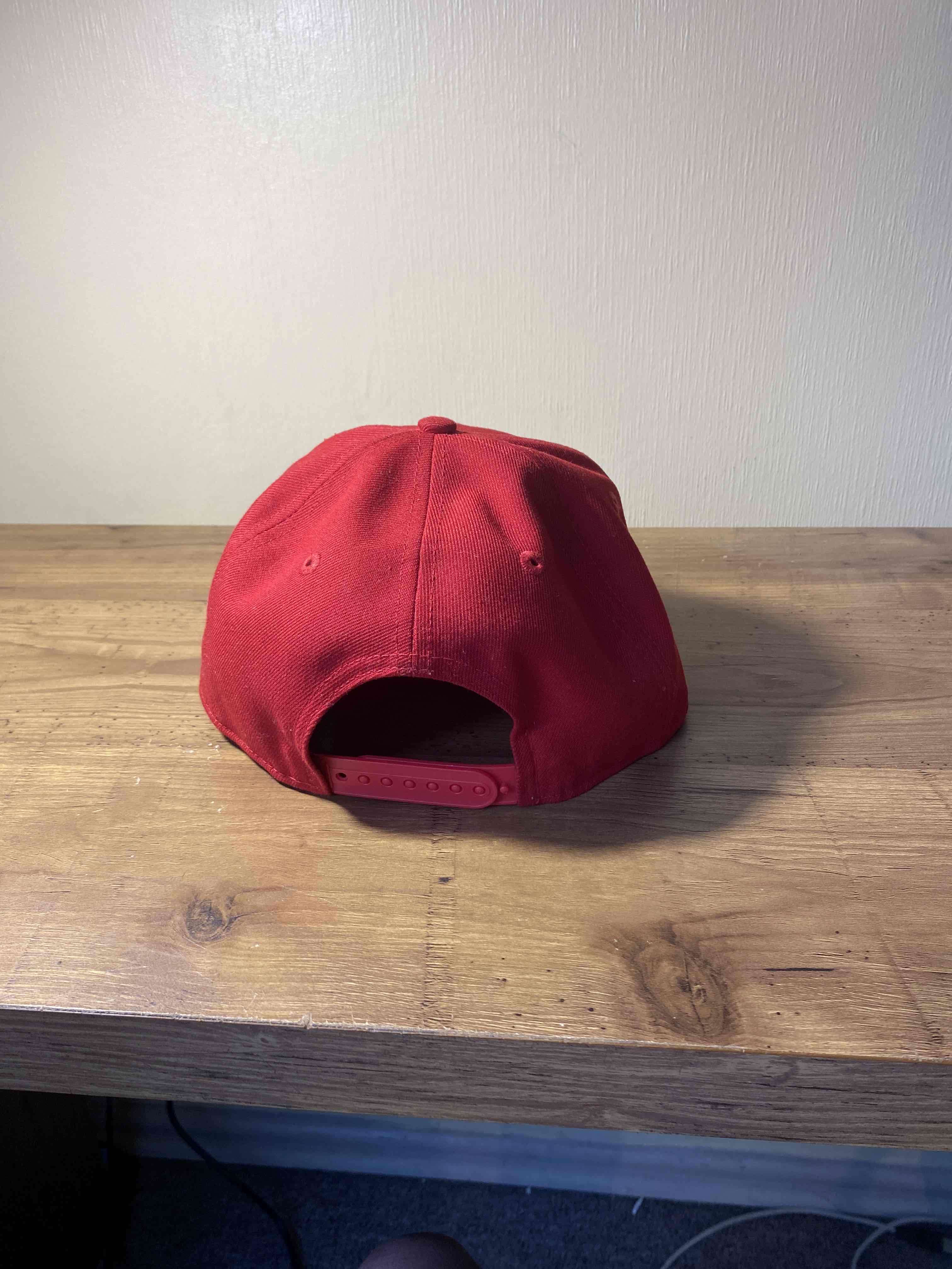 Gorra roja  new era - miniatura 3