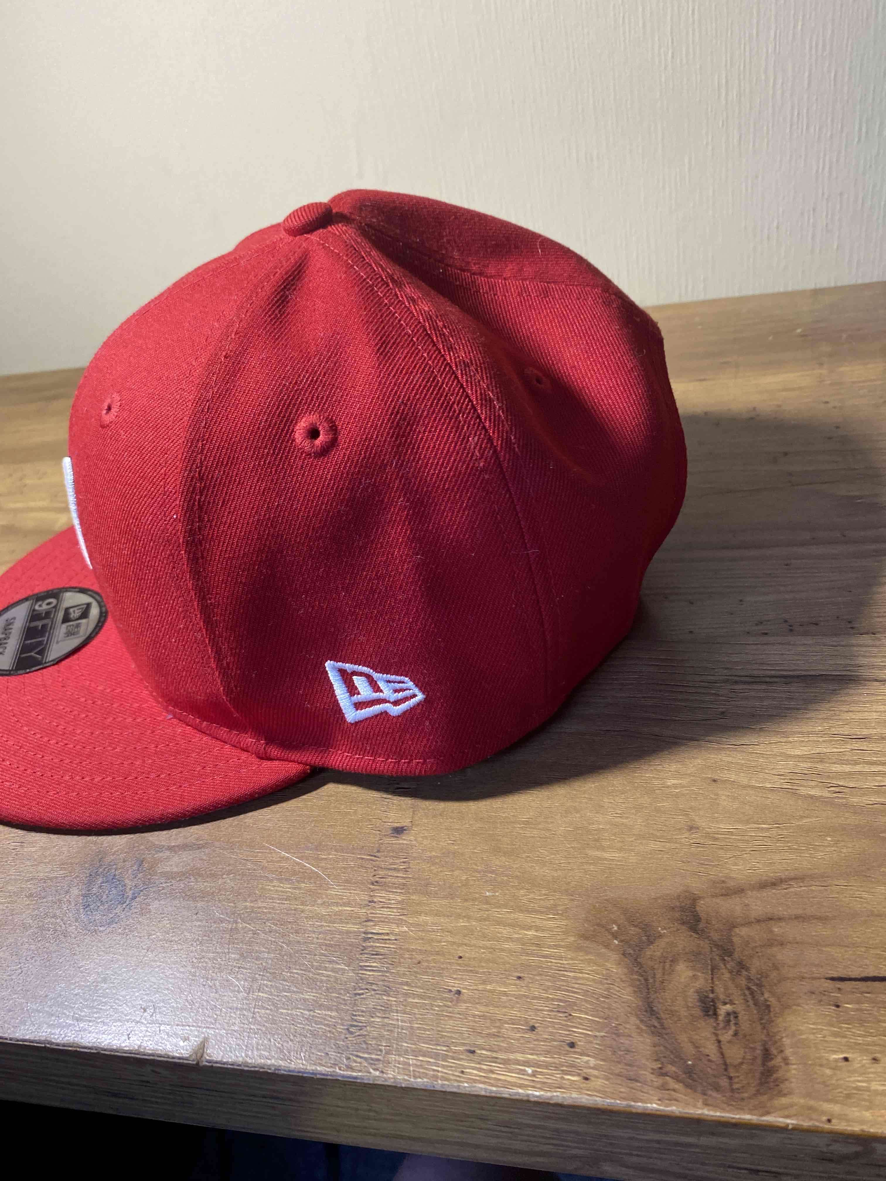 Gorra roja  new era - miniatura 5
