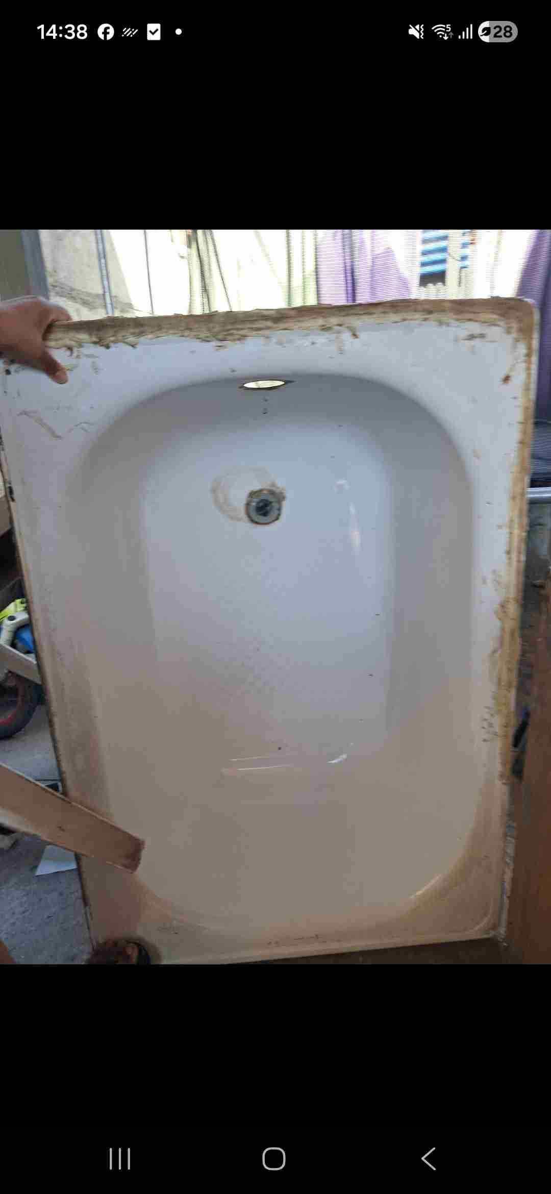 Tina de baño blanca usada