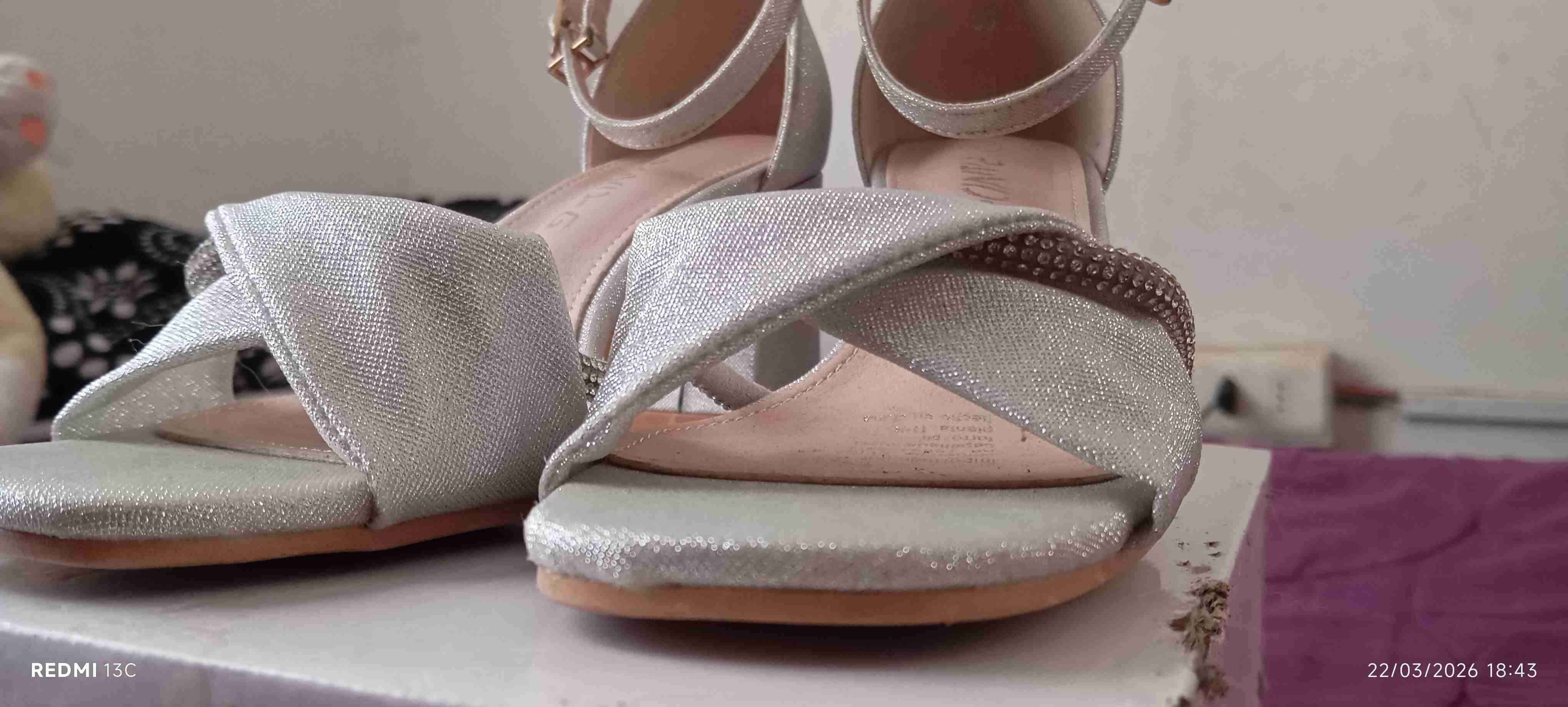 Zapatos plateadas elegantes