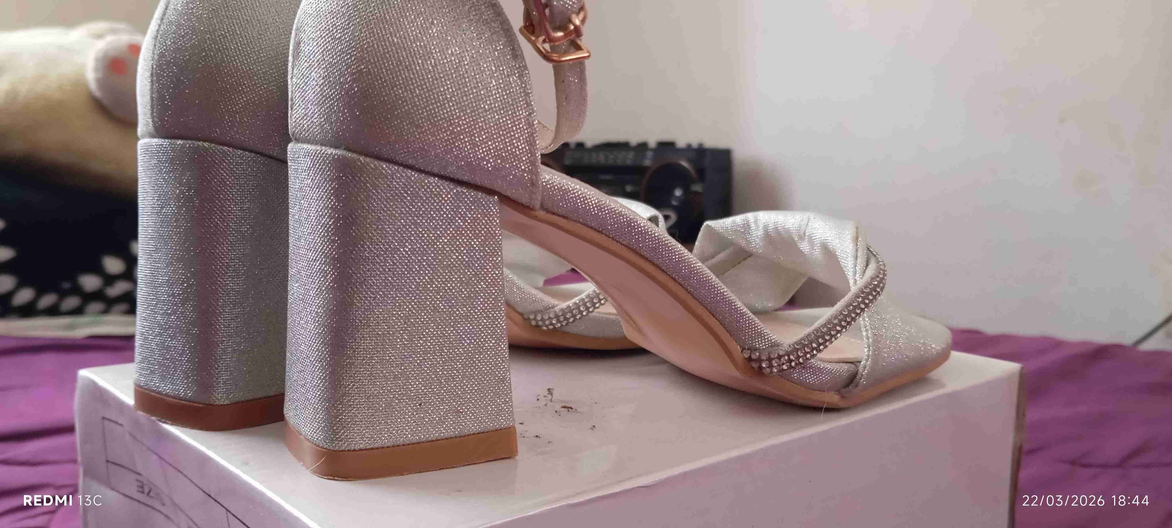 Zapatos plateadas elegantes - miniatura 4