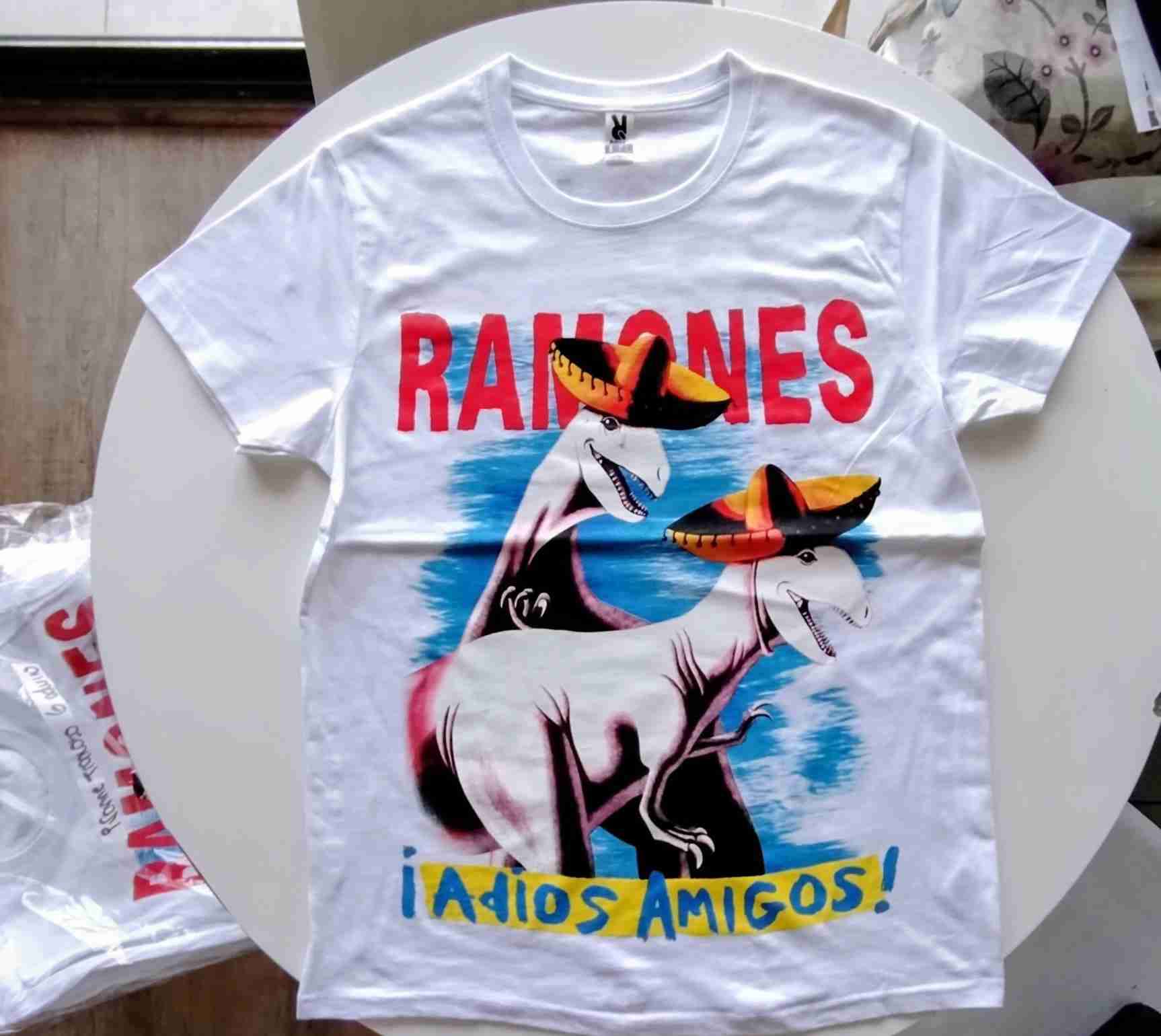Polera blanca Ramones estampada