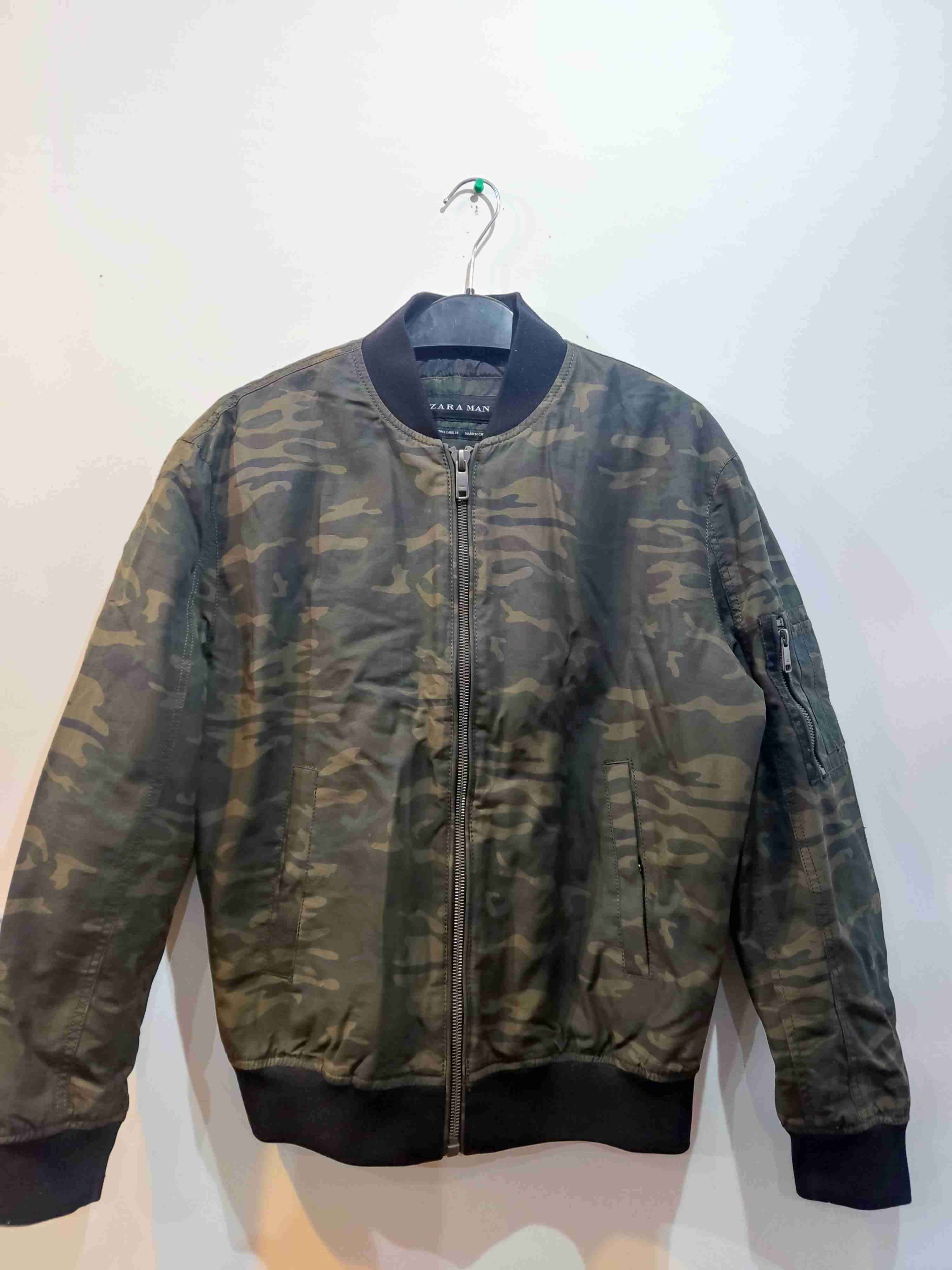 Chaqueta bomber camuflaje Zara Man