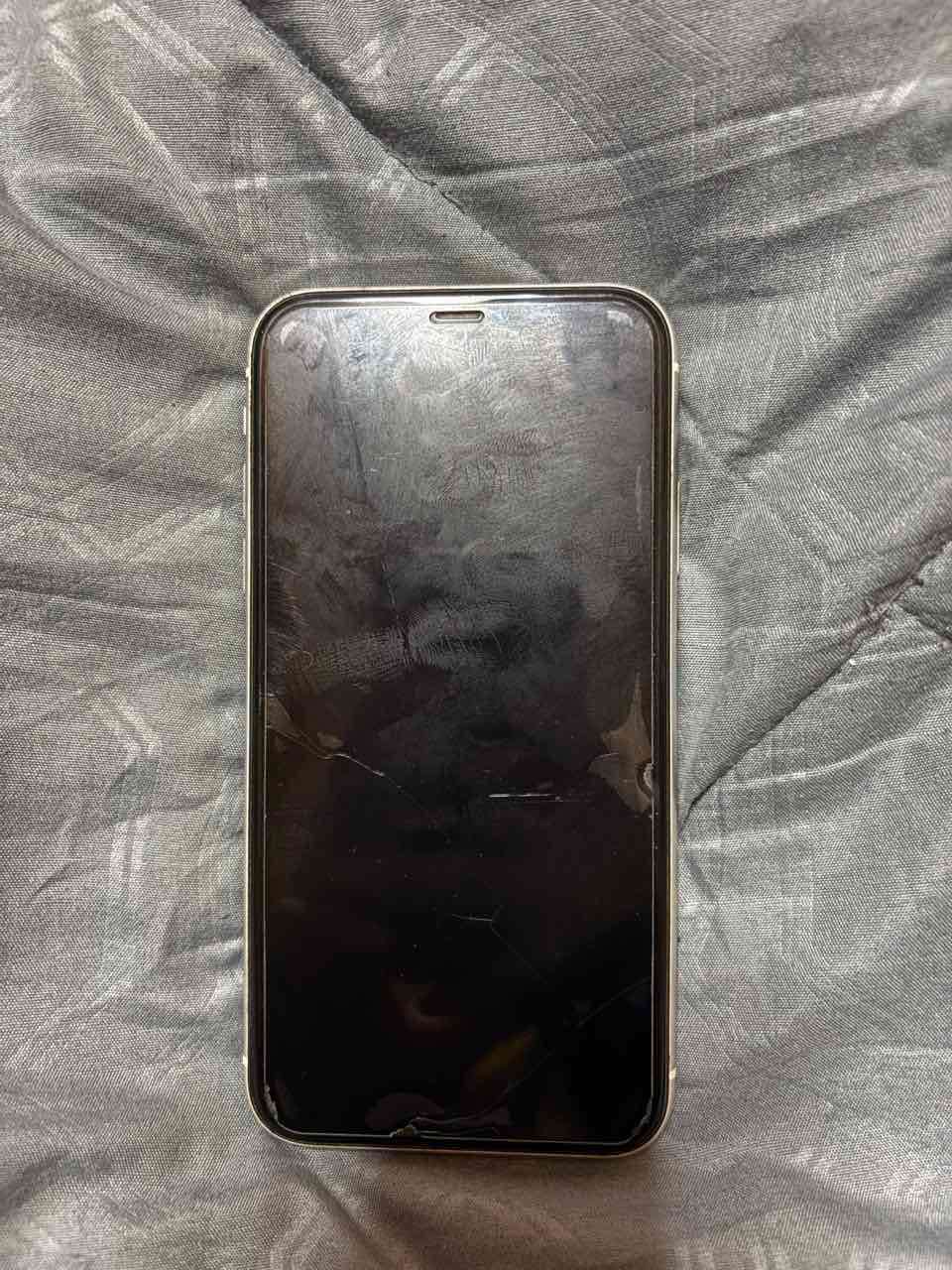 iPhone 11 blanco en buen estado - miniatura 4