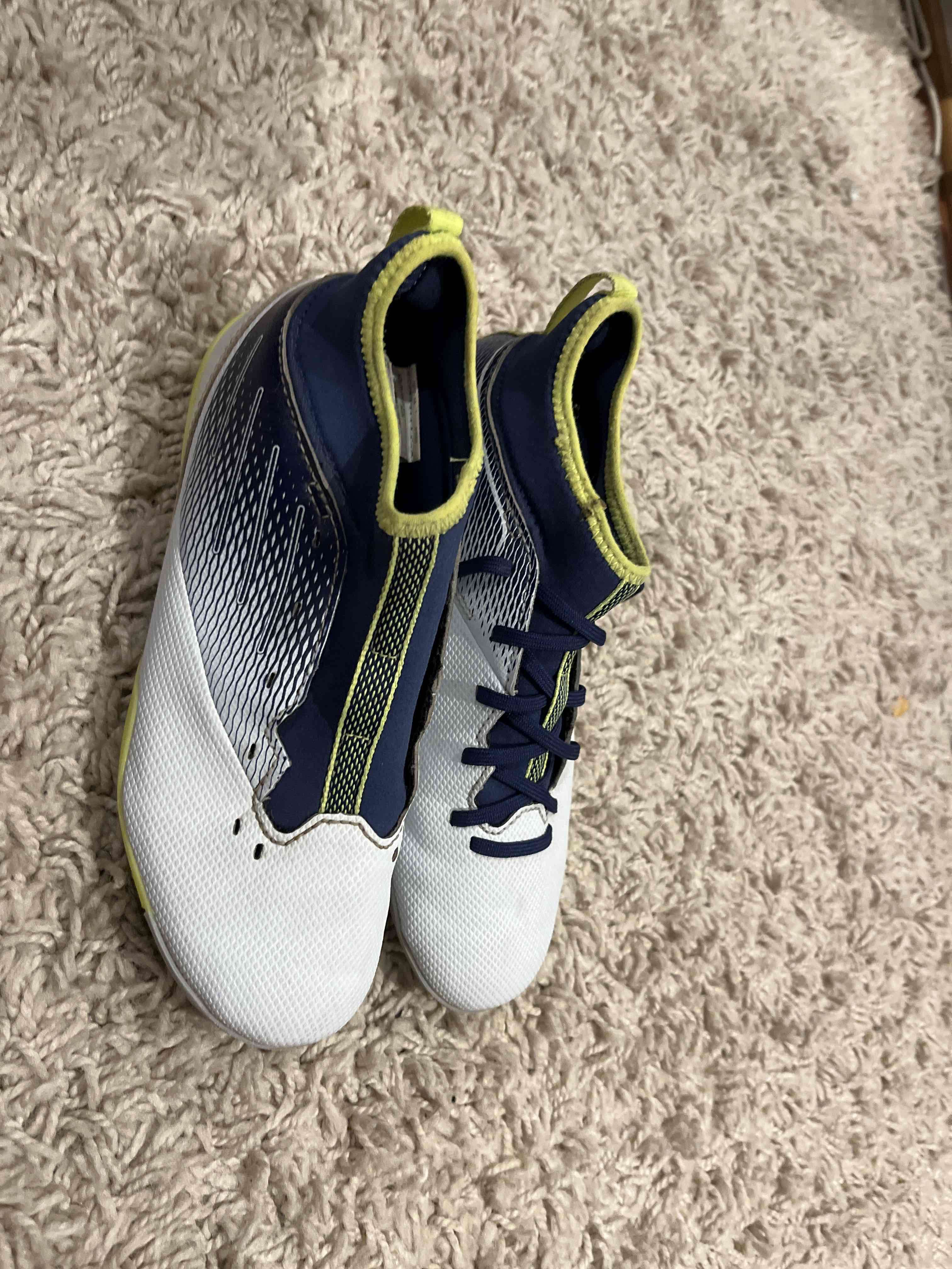 Zapatillas deportivas blancas y azules