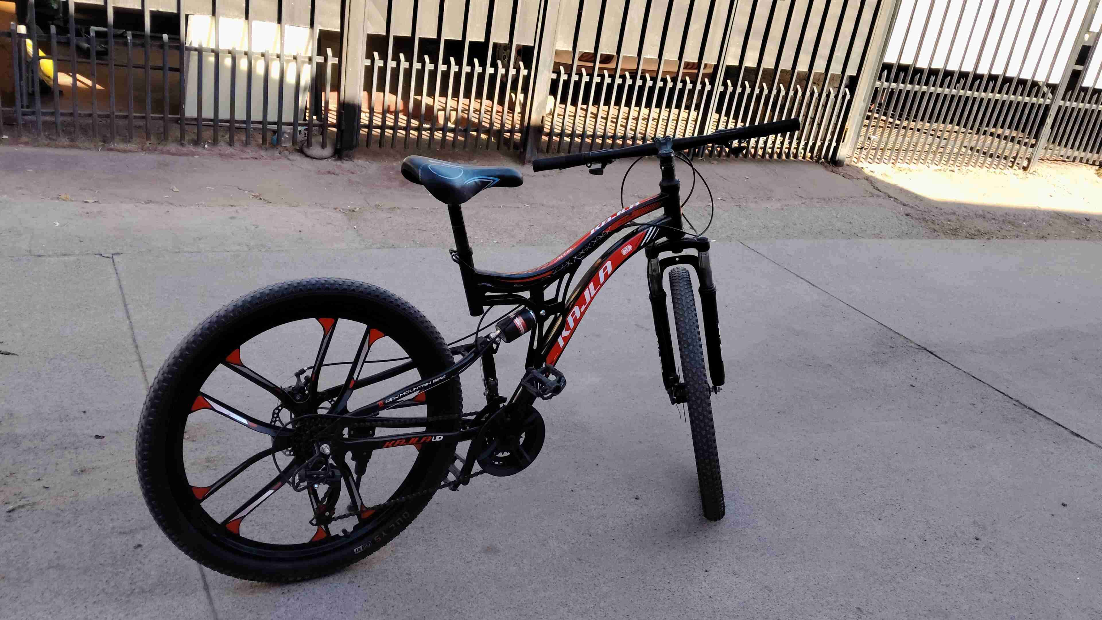 Bicicleta de montaña negra y roja - miniatura 2