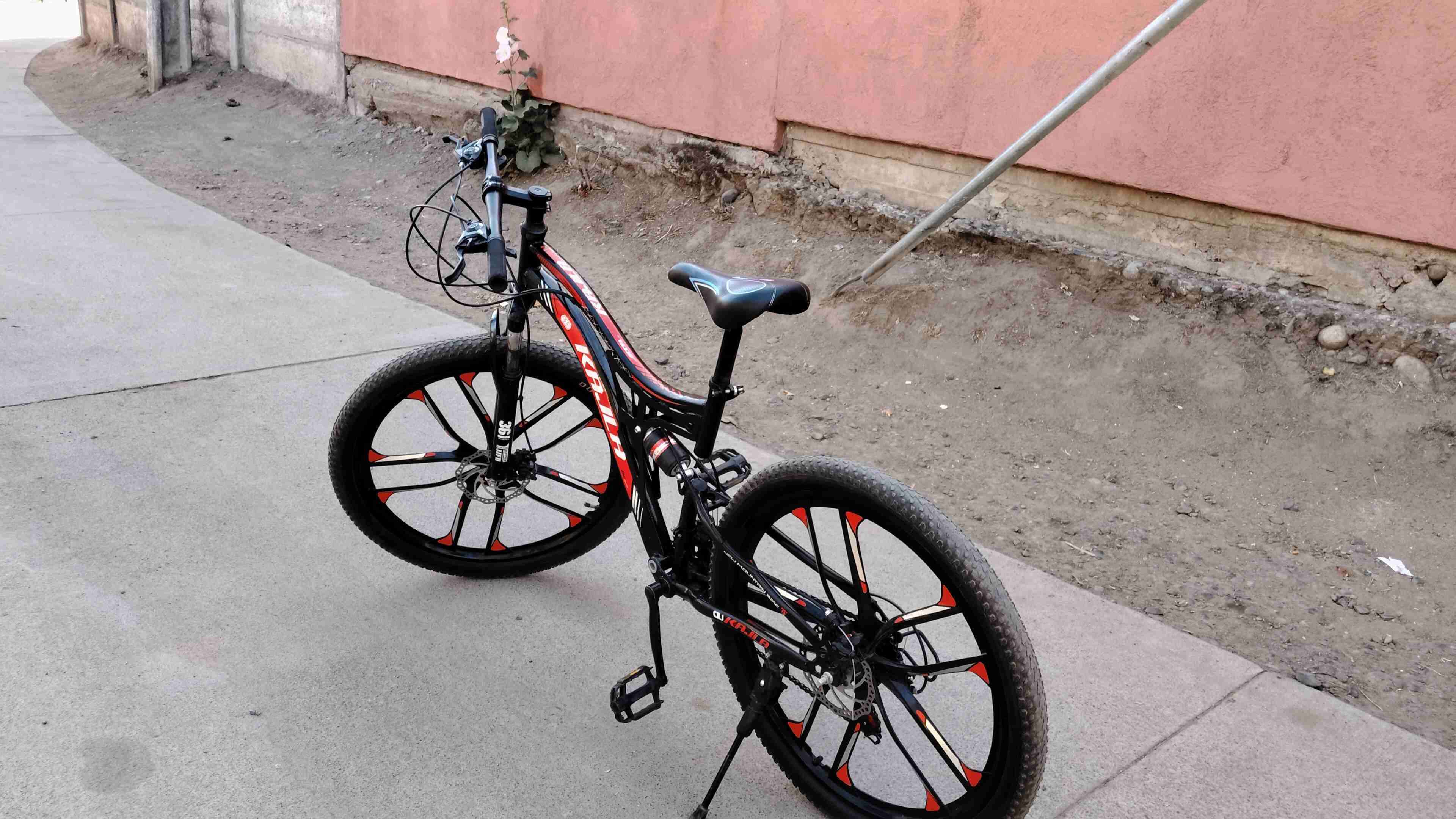 Bicicleta de montaña negra y roja - miniatura 3