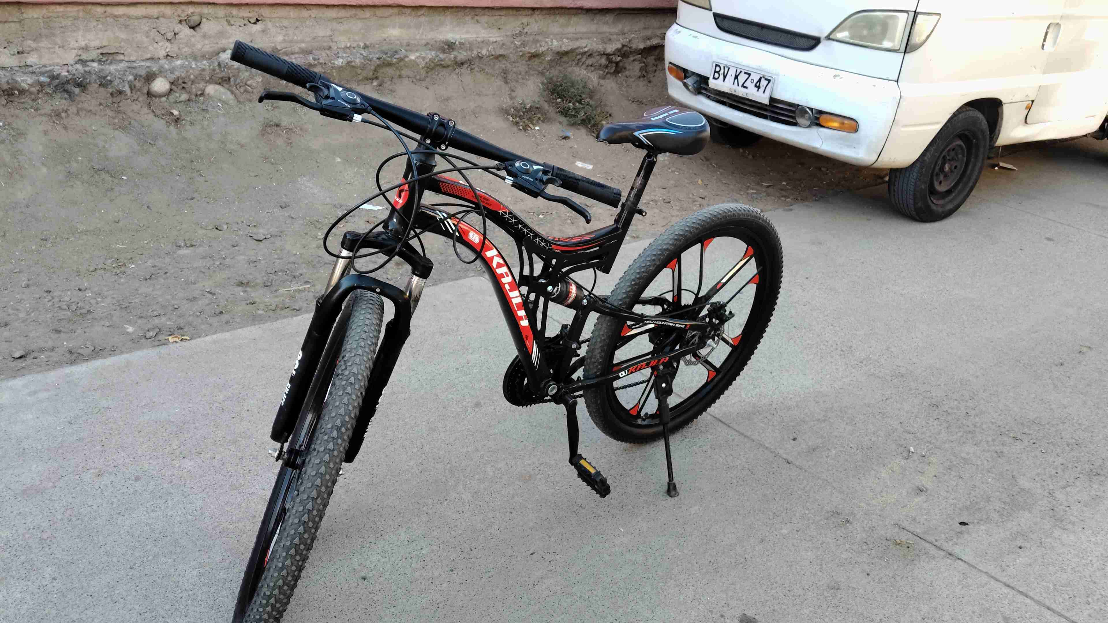 Bicicleta de montaña negra y roja - miniatura 4