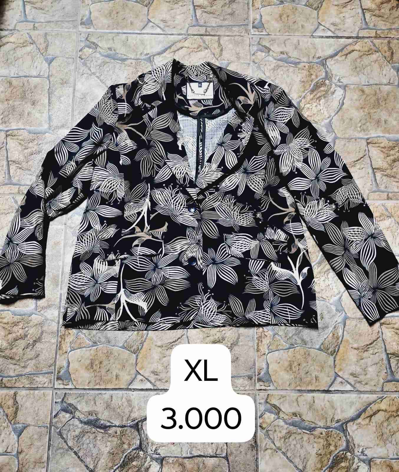 Blazer floral negro y blanco XL