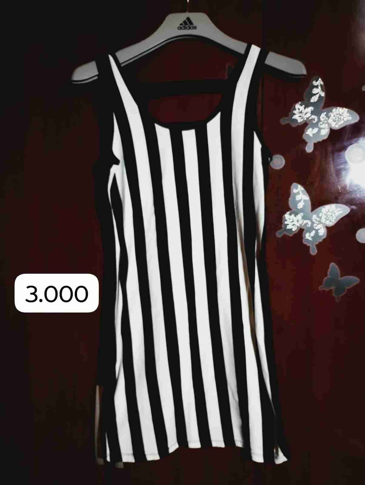 Polera a rayas blanco y negro