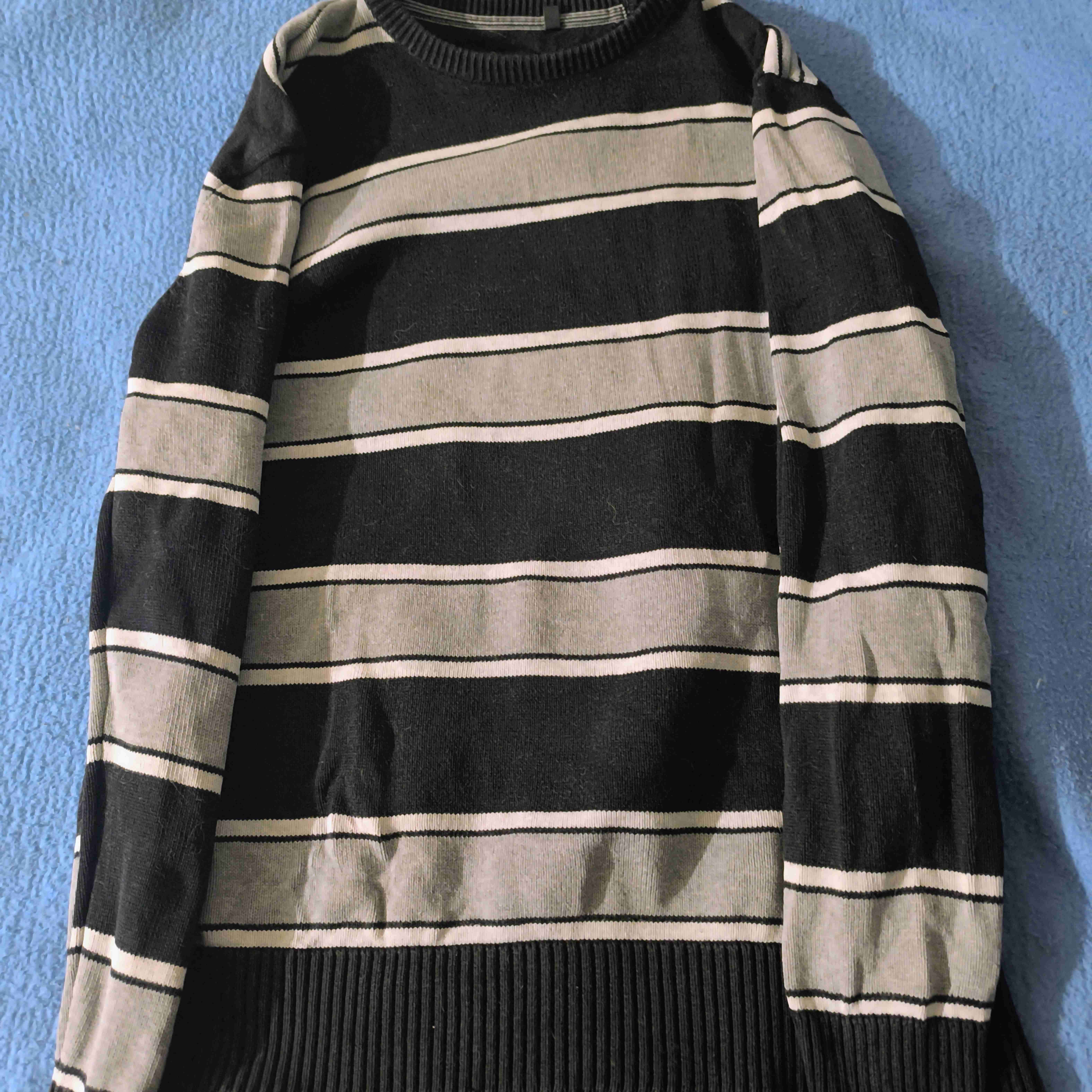 Suéter rayado negro y gris XL