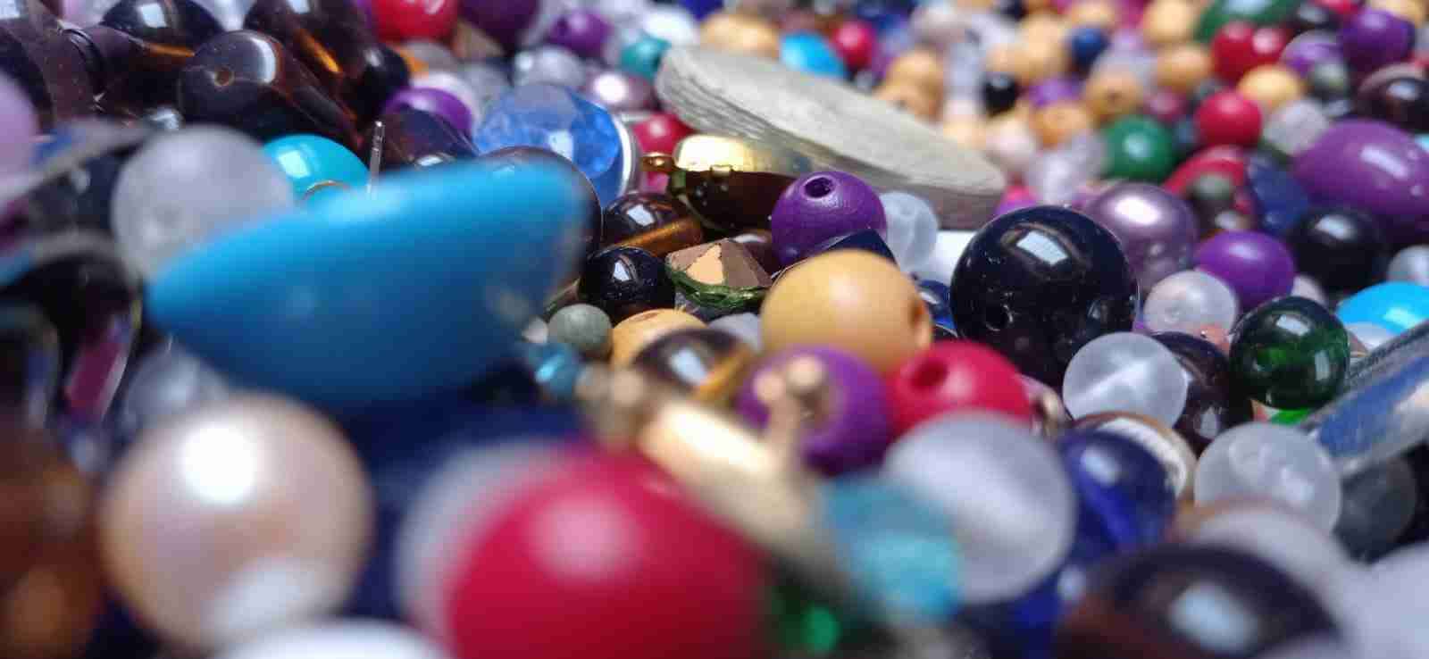 Lote de cuentas de colores - miniatura 4